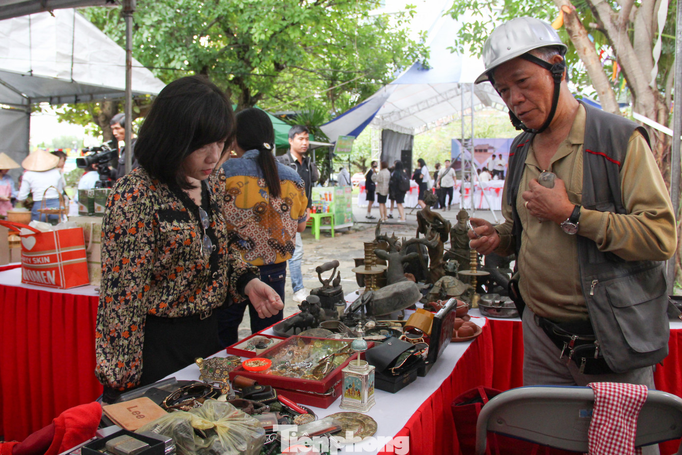 Đam mê sưu tầm hơn 30 năm nay, ông Lộc chứng kiến biết bao thăng trầm của những người đam mê đồ cổ, từ những phiên chợ đầu bán dọc tuyến đường Triệu Nữ Vương - Tăng Bạt Hổ với cơ man hàng hóa chỉ bày trên tấm bạt cũ, đến những phiên chợ đông đúc, tấp nập, có lúc lên đến 50 - 60 gian hàng được tổ chức đều đặn mỗi cuối tuần ở Công viên 29/3. Đam mê sưu tầm hơn 30 năm nay, ông Lộc chứng kiến biết bao thăng trầm của những người đam mê đồ cổ, từ những phiên chợ đầu bán dọc tuyến đường Triệu Nữ Vương - Tăng Bạt Hổ với cơ man hàng hóa chỉ bày trên tấm bạt cũ, đến những phiên chợ đông đúc, tấp nập, có lúc lên đến 50 - 60 gian hàng được tổ chức đều đặn mỗi cuối tuần ở Công viên 29/3.