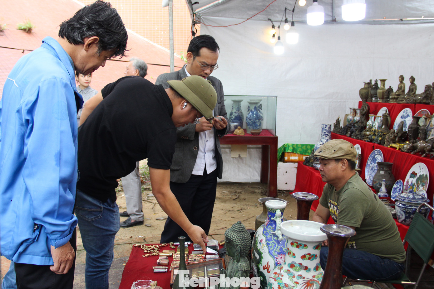 “Ở chợ phiên, khách có thể tới trao đổi, mua bán những món đồ xưa, nhưng cũng có thể chỉ đơn giản là gặp gỡ, kể cho nhau nghe về lai lịch của những món đồ đã “lùi vào muôn năm cũ”, về những ngày tháng cũ bởi mỗi món đồ đều mang trong mình một câu chuyện, một ký ức”, ông Lộc chia sẻ. “Ở chợ phiên, khách có thể tới trao đổi, mua bán những món đồ xưa, nhưng cũng có thể chỉ đơn giản là gặp gỡ, kể cho nhau nghe về lai lịch của những món đồ đã “lùi vào muôn năm cũ”, về những ngày tháng cũ bởi mỗi món đồ đều mang trong mình một câu chuyện, một ký ức”, ông Lộc chia sẻ.