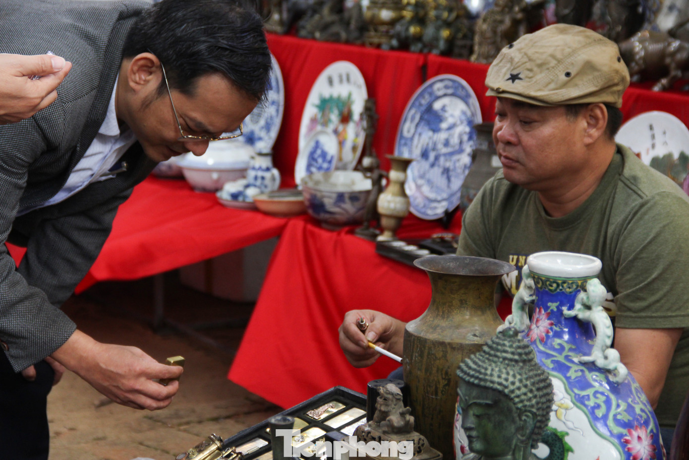 Theo ông Huỳnh Đình Quốc Thiện, Giám đốc Bảo tàng Đà Nẵng, trong gần 10 năm tổ chức, những chợ phiên đồ xưa đã kể cho người dân và du khách những câu chuyện về lịch sử, văn hóa, đời sống bằng chính mỗi hiện vật, tạo nên một không gian giữa lòng thành phố để những người đam mê sưu tầm gắn bó, kết nối. Theo ông Huỳnh Đình Quốc Thiện, Giám đốc Bảo tàng Đà Nẵng, trong gần 10 năm tổ chức, những chợ phiên đồ xưa đã kể cho người dân và du khách những câu chuyện về lịch sử, văn hóa, đời sống bằng chính mỗi hiện vật, tạo nên một không gian giữa lòng thành phố để những người đam mê sưu tầm gắn bó, kết nối.