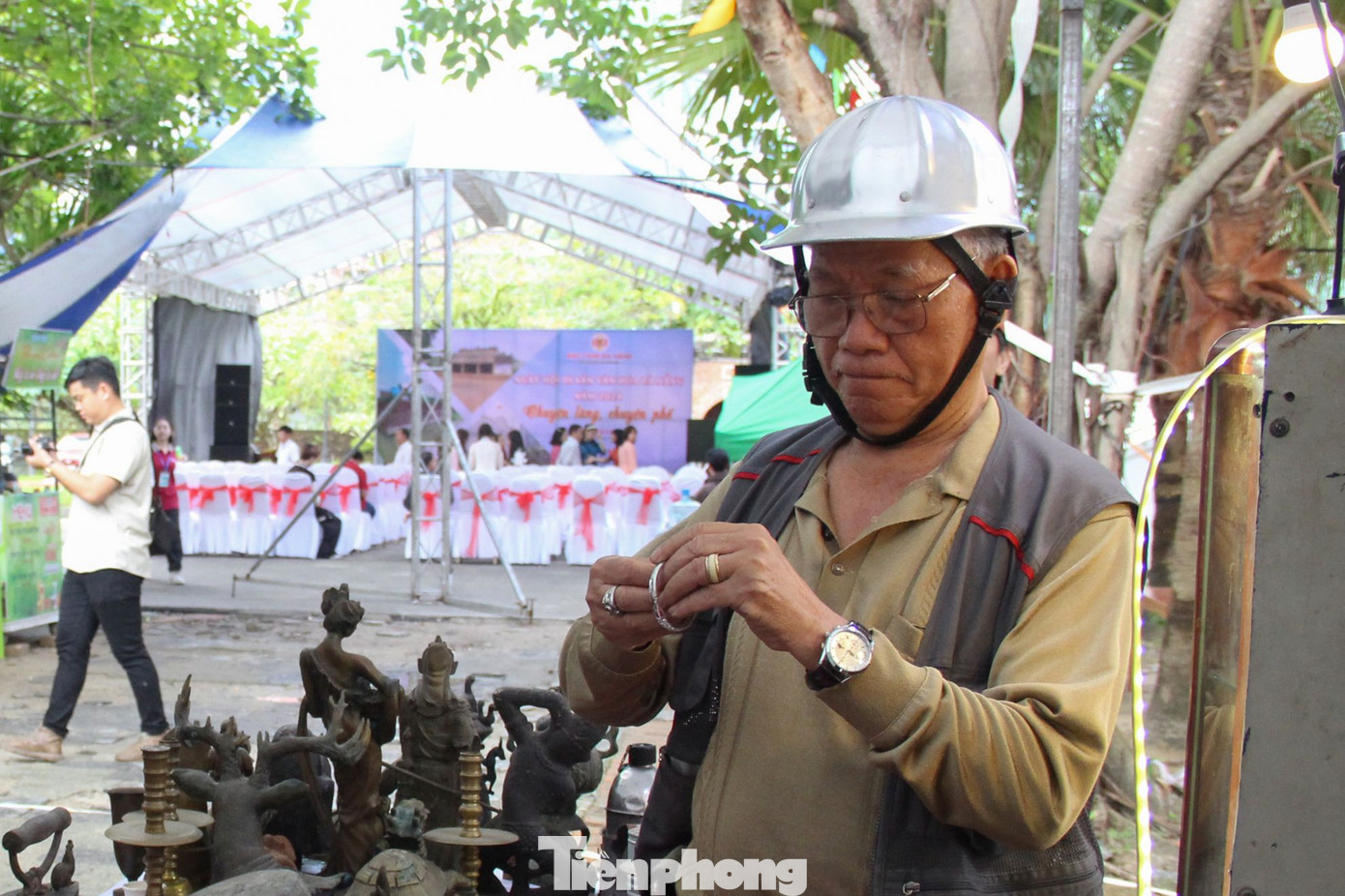 “Sau dịch COVID-19, nhiều người cũng lo cuộc sống nên số lượng những người chơi đồ xưa tham gia phiên chợ ngày càng giảm. Tuy nhiên, chúng tôi vẫn cố gắng duy trì những phiên chợ để tạo sân chơi cho những người có cùng đam mê, cũng là nơi lưu giữ nét xưa qua những món đồ với tuổi đời cả chục, cả trăm năm”, ông Lộc nói. “Sau dịch COVID-19, nhiều người cũng lo cuộc sống nên số lượng những người chơi đồ xưa tham gia phiên chợ ngày càng giảm. Tuy nhiên, chúng tôi vẫn cố gắng duy trì những phiên chợ để tạo sân chơi cho những người có cùng đam mê, cũng là nơi lưu giữ nét xưa qua những món đồ với tuổi đời cả chục, cả trăm năm”, ông Lộc nói.