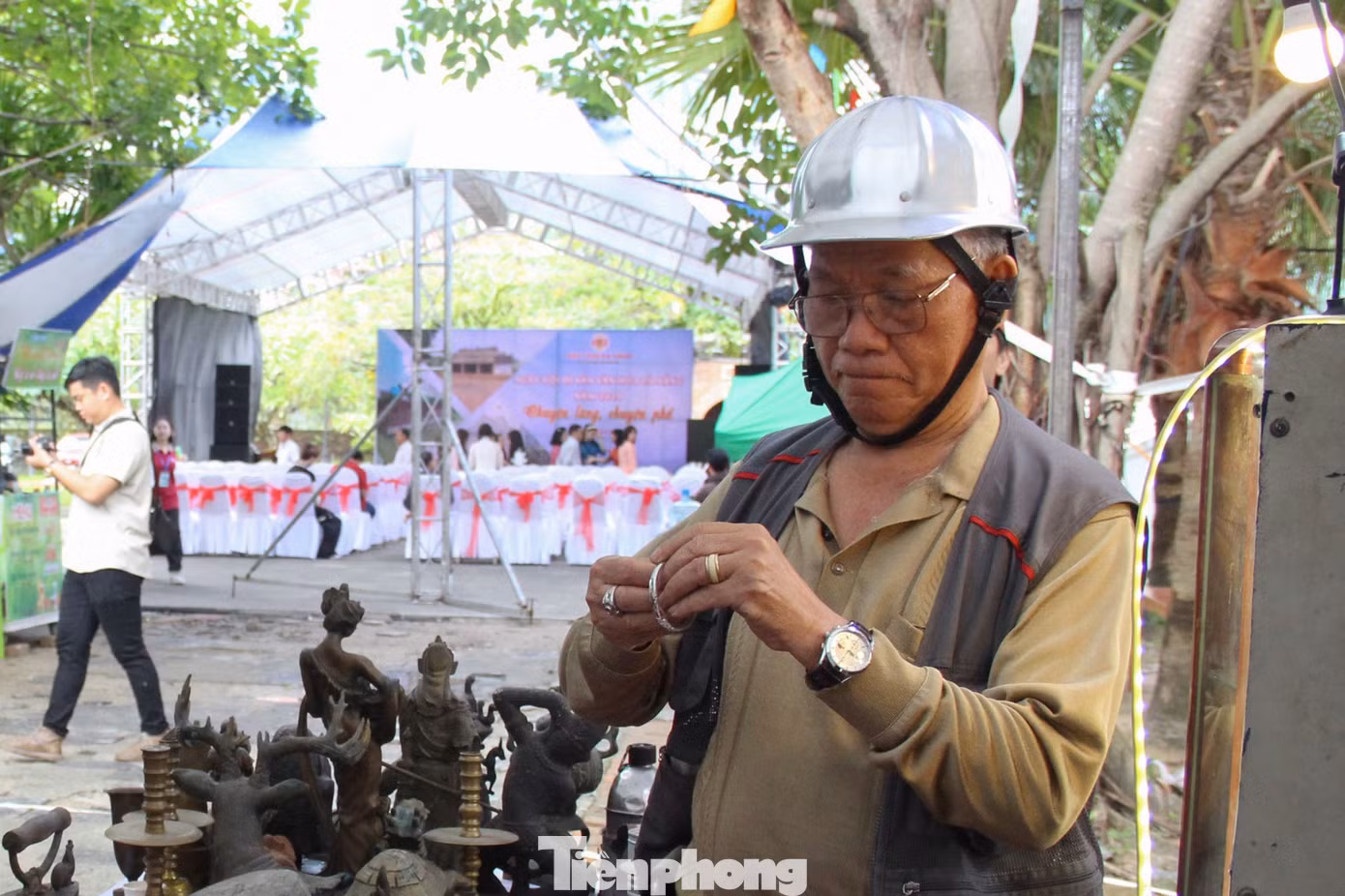 “Sau dịch COVID-19, nhiều người cũng lo cuộc sống nên số lượng những người chơi đồ xưa tham gia phiên chợ ngày càng giảm. Tuy nhiên, chúng tôi vẫn cố gắng duy trì những phiên chợ để tạo sân chơi cho những người có cùng đam mê, cũng là nơi lưu giữ nét xưa qua những món đồ với tuổi đời cả chục, cả trăm năm”, ông Lộc nói. “Sau dịch COVID-19, nhiều người cũng lo cuộc sống nên số lượng những người chơi đồ xưa tham gia phiên chợ ngày càng giảm. Tuy nhiên, chúng tôi vẫn cố gắng duy trì những phiên chợ để tạo sân chơi cho những người có cùng đam mê, cũng là nơi lưu giữ nét xưa qua những món đồ với tuổi đời cả chục, cả trăm năm”, ông Lộc nói.