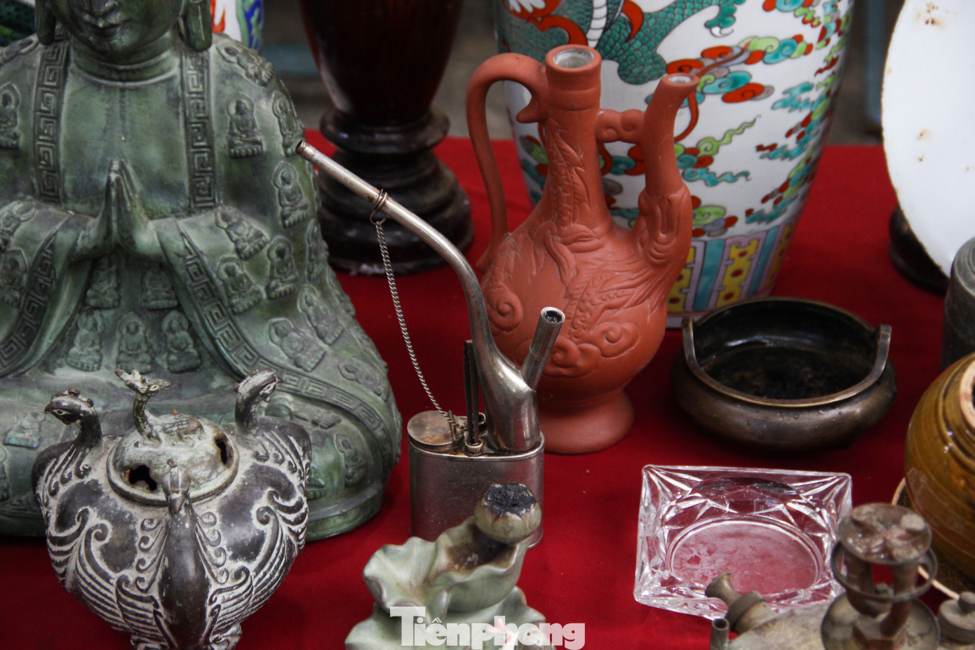 Hàng hóa ở đây có thể là những món đồ từ thời “ông bà anh” như chiếc tivi đen trắng, điện thoại quay số, những chiếc máy ảnh phim, chiếc tẩu thuốc, những chiếc zippo đủ chủng loại, kiểu dáng… Hàng hóa ở đây có thể là những món đồ từ thời “ông bà anh” như chiếc tivi đen trắng, điện thoại quay số, những chiếc máy ảnh phim, chiếc tẩu thuốc, những chiếc zippo đủ chủng loại, kiểu dáng…