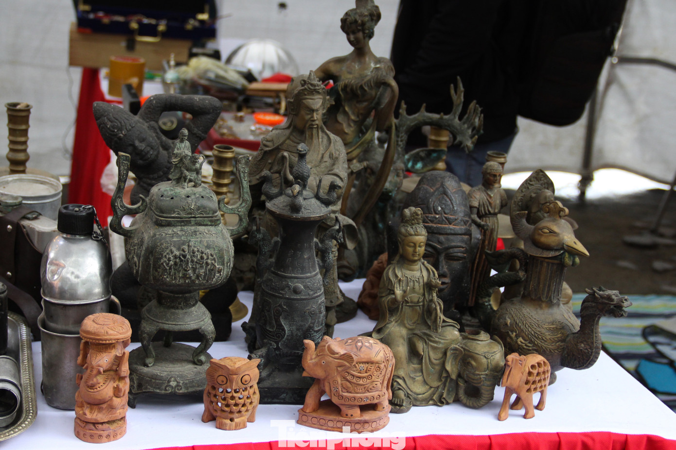 Đó cũng có thể là những bức tượng phật, tượng trang trí, phù điêu có tuổi đời cả trăm năm, mang theo trong mình câu chuyện về những nét văn hóa, lịch sử của thời đại. Đó cũng có thể là những bức tượng phật, tượng trang trí, phù điêu có tuổi đời cả trăm năm, mang theo trong mình câu chuyện về những nét văn hóa, lịch sử của thời đại.
