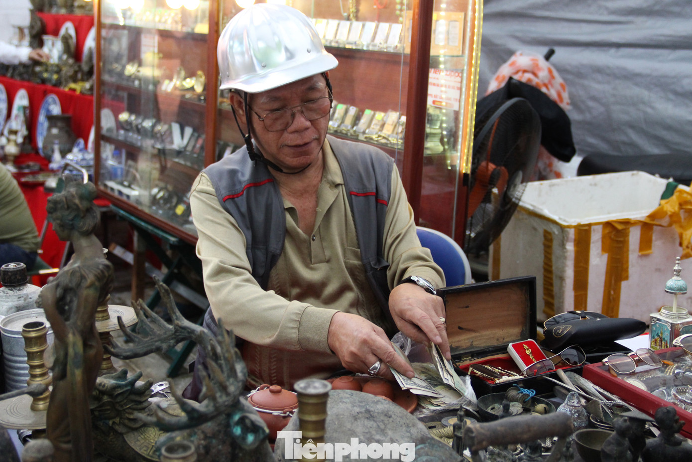 Gắn bó với Chợ phiên đồ xưa Đà thành gần 10 năm nay, phiên chợ nào, ông Lộc cũng có mặt không quản ngại nắng mưa, không chỉ để buôn bán mà còn để giao lưu với những người có cùng đam mê, để kể cho khách mua những câu chuyện từ xa xưa gắn với mỗi món đồ được bày bán. Gắn bó với Chợ phiên đồ xưa Đà thành gần 10 năm nay, phiên chợ nào, ông Lộc cũng có mặt không quản ngại nắng mưa, không chỉ để buôn bán mà còn để giao lưu với những người có cùng đam mê, để kể cho khách mua những câu chuyện từ xa xưa gắn với mỗi món đồ được bày bán.