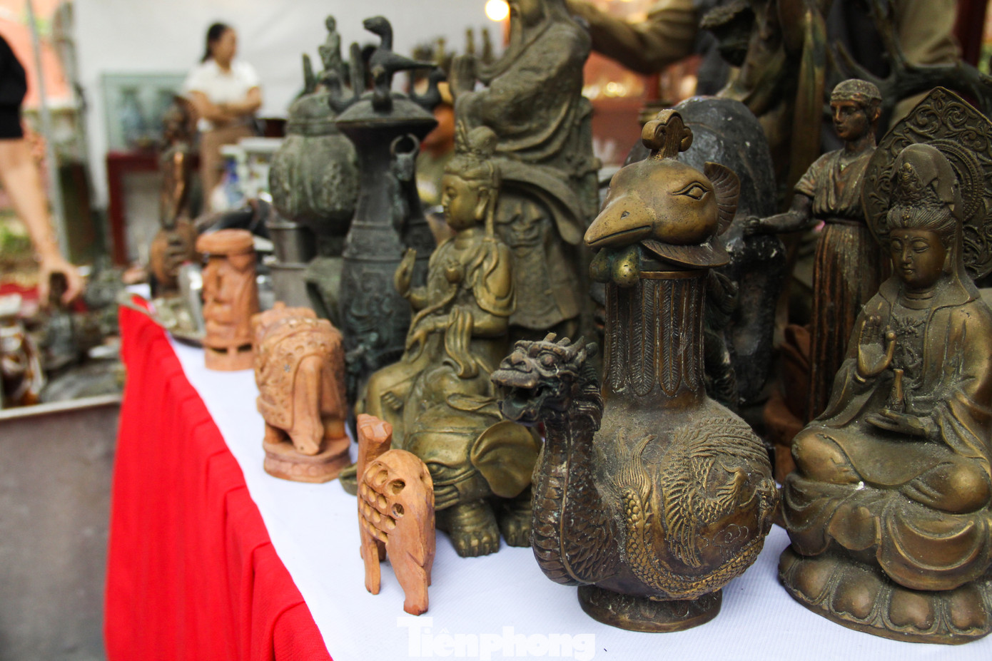 Đó cũng có thể là những bức tượng phật, tượng trang trí, phù điêu có tuổi đời cả trăm năm, mang theo trong mình câu chuyện về những nét văn hóa, lịch sử của thời đại. Đó cũng có thể là những bức tượng phật, tượng trang trí, phù điêu có tuổi đời cả trăm năm, mang theo trong mình câu chuyện về những nét văn hóa, lịch sử của thời đại.