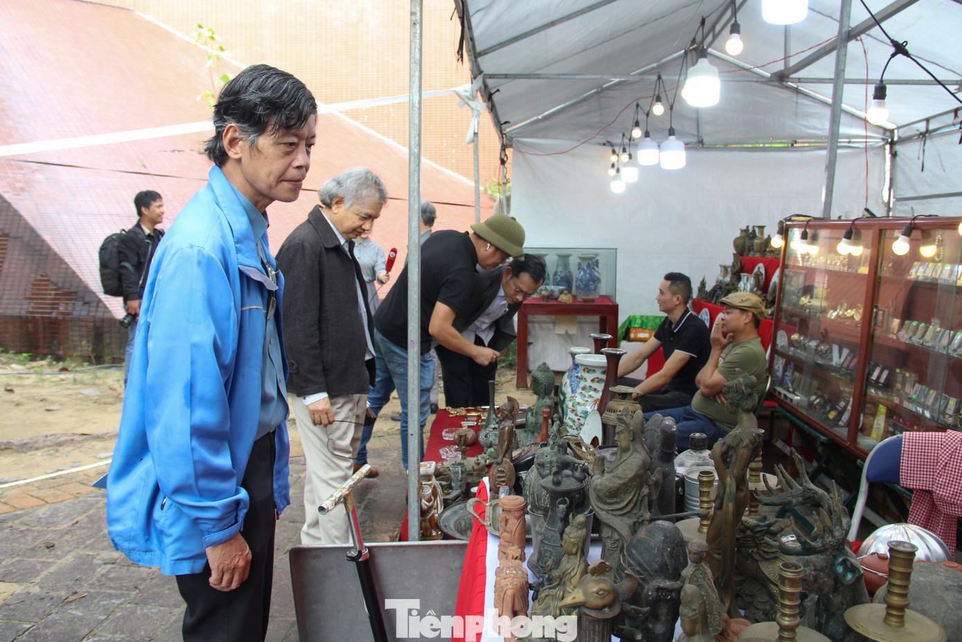 Đà Nẵng ngày cuối tuần chợt nắng, chợt mưa. Trong gian hàng nhỏ, ông Bạch Lộc (Chi hội trưởng Chi hội Chợ phiên đồ xưa Đà thành, Hội Di sản văn hóa Đà Nẵng) cẩn thận soạn từng món hàng lên chiếc bàn nhỏ. Chỉ một chốc, chiếc bàn đã được chất đầy bởi những món đồ xưa cũ, độc nhất. Ảnh: Giang Thanh. Đà Nẵng ngày cuối tuần chợt nắng, chợt mưa. Trong gian hàng nhỏ, ông Bạch Lộc (Chi hội trưởng Chi hội Chợ phiên đồ xưa Đà thành, Hội Di sản văn hóa Đà Nẵng) cẩn thận soạn từng món hàng lên chiếc bàn nhỏ. Chỉ một chốc, chiếc bàn đã được chất đầy bởi những món đồ xưa cũ, độc nhất. Ảnh: Giang Thanh.