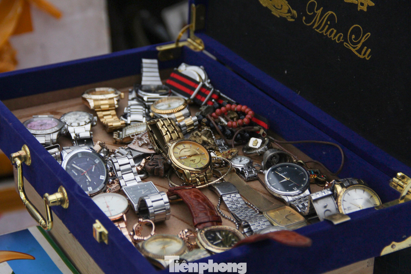 “Những “đồ cũ” ở đây kể cho chúng ta về những năm tháng đã qua, và sự hiện diện của mỗi đồ vật đều để nhắc nhở về kỷ niệm, về ký ức in sâu vào trong từng thế hệ. Tôi cũng rất vui khi không chỉ người lớn tuổi mà cũng có những bạn trẻ quan tâm, đam mê và tìm hiểu”, chị Trinh nói. “Những “đồ cũ” ở đây kể cho chúng ta về những năm tháng đã qua, và sự hiện diện của mỗi đồ vật đều để nhắc nhở về kỷ niệm, về ký ức in sâu vào trong từng thế hệ. Tôi cũng rất vui khi không chỉ người lớn tuổi mà cũng có những bạn trẻ quan tâm, đam mê và tìm hiểu”, chị Trinh nói.