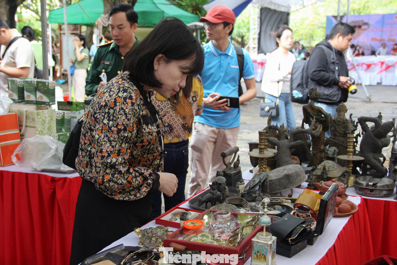 Là khách quen của chợ phiên đồ xưa, cứ mỗi dịp họp chợ, chị Mỹ Trinh (quận Hải Châu, Đà Nẵng) lại có mặt để lục tìm những món đồ nhuốm màu thời gian. Có lúc chị tìm kiếm những món trang sức, đồng hồ cổ. Có lúc chỉ để gặp gỡ, nghe những chủ gian hàng ở đây kể chuyện. Là khách quen của chợ phiên đồ xưa, cứ mỗi dịp họp chợ, chị Mỹ Trinh (quận Hải Châu, Đà Nẵng) lại có mặt để lục tìm những món đồ nhuốm màu thời gian. Có lúc chị tìm kiếm những món trang sức, đồng hồ cổ. Có lúc chỉ để gặp gỡ, nghe những chủ gian hàng ở đây kể chuyện.