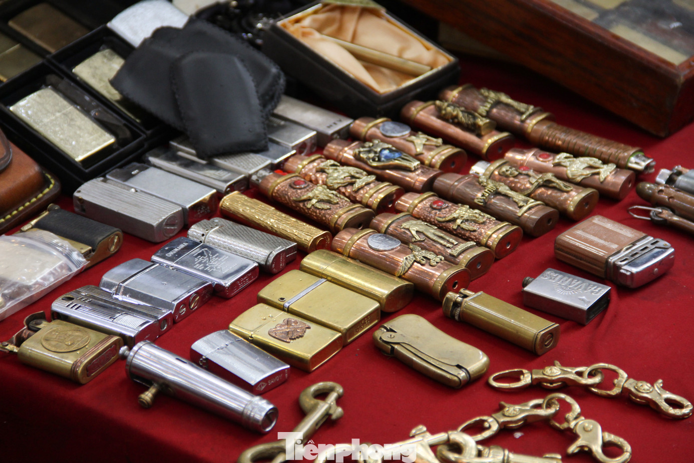 Hàng hóa ở đây có thể là những món đồ từ thời “ông bà anh” như chiếc tivi đen trắng, điện thoại quay số, những chiếc máy ảnh phim, chiếc tẩu thuốc, những chiếc zippo đủ chủng loại, kiểu dáng… Hàng hóa ở đây có thể là những món đồ từ thời “ông bà anh” như chiếc tivi đen trắng, điện thoại quay số, những chiếc máy ảnh phim, chiếc tẩu thuốc, những chiếc zippo đủ chủng loại, kiểu dáng…