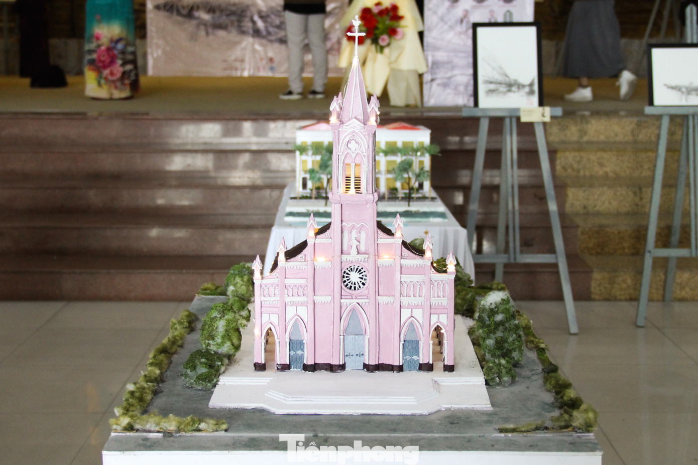 Ông Trần Văn Chuẩn - Trưởng Phòng Sưu tầm Trưng bày và Bảo quản (Bảo tàng Đà Nẵng) cho biết, dù triển khai trong thời gian ngắn nhưng cuộc thi nhận được sự quan tâm của đông đảo những người yêu kiến trúc, đặc biệt là các bạn trẻ. Ông Trần Văn Chuẩn - Trưởng Phòng Sưu tầm Trưng bày và Bảo quản (Bảo tàng Đà Nẵng) cho biết, dù triển khai trong thời gian ngắn nhưng cuộc thi nhận được sự quan tâm của đông đảo những người yêu kiến trúc, đặc biệt là các bạn trẻ.