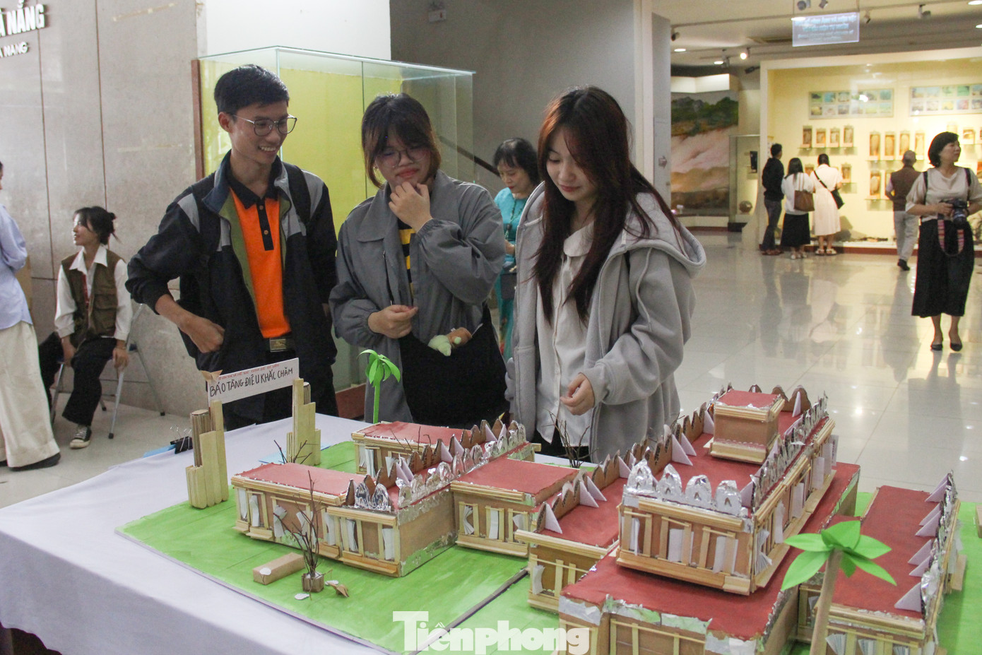 Biết thông tin về cuộc thi qua Facebook của Bảo tàng Đà Nẵng, bạn Nguyễn Trung Nam (sinh viên ĐH Sư phạm – ĐH Đà Nẵng) cùng 2 người bạn đăng ký tham gia và bắt tay thực hiện mô hình Bảo tàng Điêu khắc Chăm. Biết thông tin về cuộc thi qua Facebook của Bảo tàng Đà Nẵng, bạn Nguyễn Trung Nam (sinh viên ĐH Sư phạm – ĐH Đà Nẵng) cùng 2 người bạn đăng ký tham gia và bắt tay thực hiện mô hình Bảo tàng Điêu khắc Chăm.
