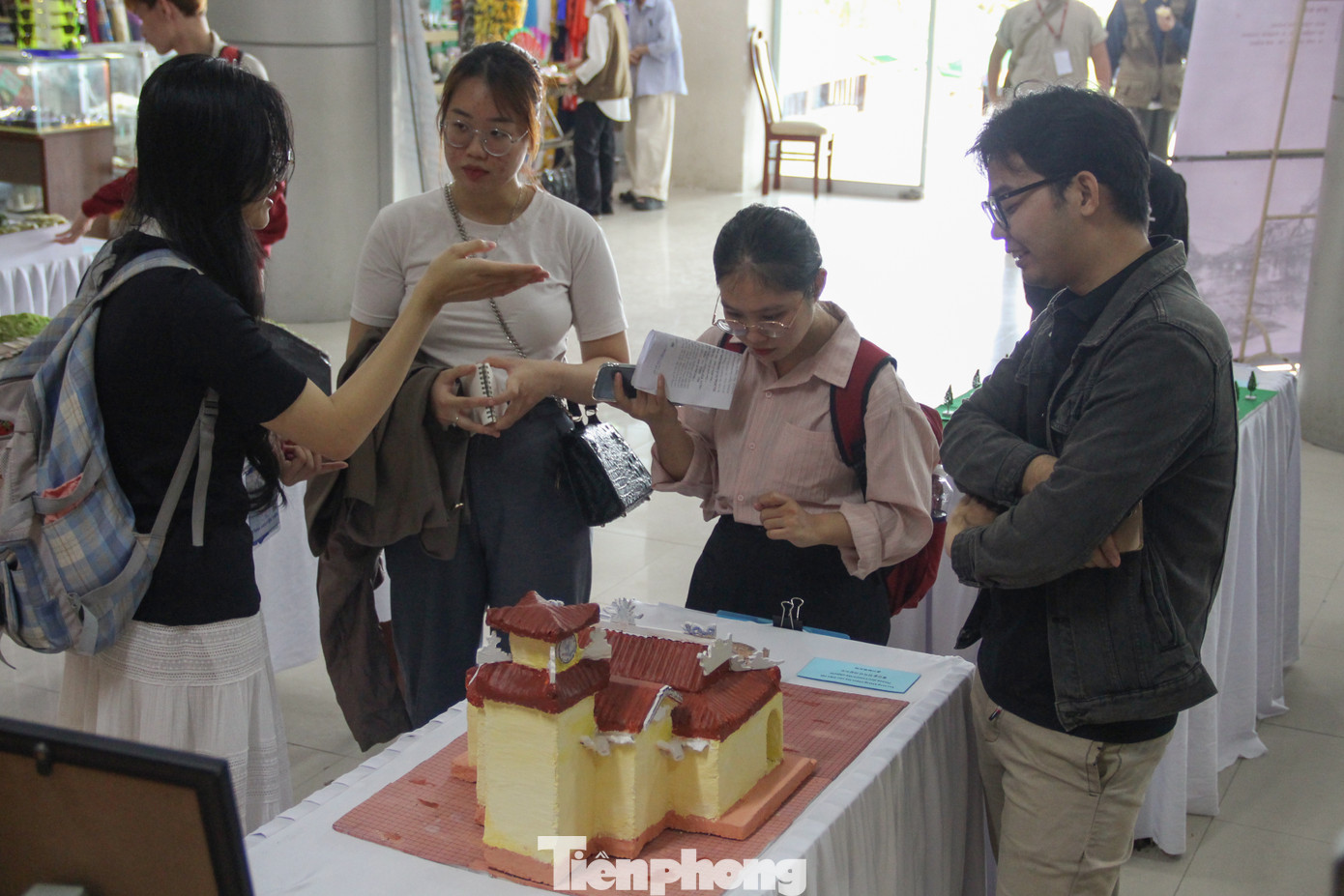 Các công trình này đều được các bạn sinh viên của các trường ĐH, CĐ trên địa bàn tự tay thực hiện trong khuôn khổ Cuộc thi làm mô hình công trình kiến trúc tiêu biểu tại TP. Đà Nẵng. Các công trình này đều được các bạn sinh viên của các trường ĐH, CĐ trên địa bàn tự tay thực hiện trong khuôn khổ Cuộc thi làm mô hình công trình kiến trúc tiêu biểu tại TP. Đà Nẵng.