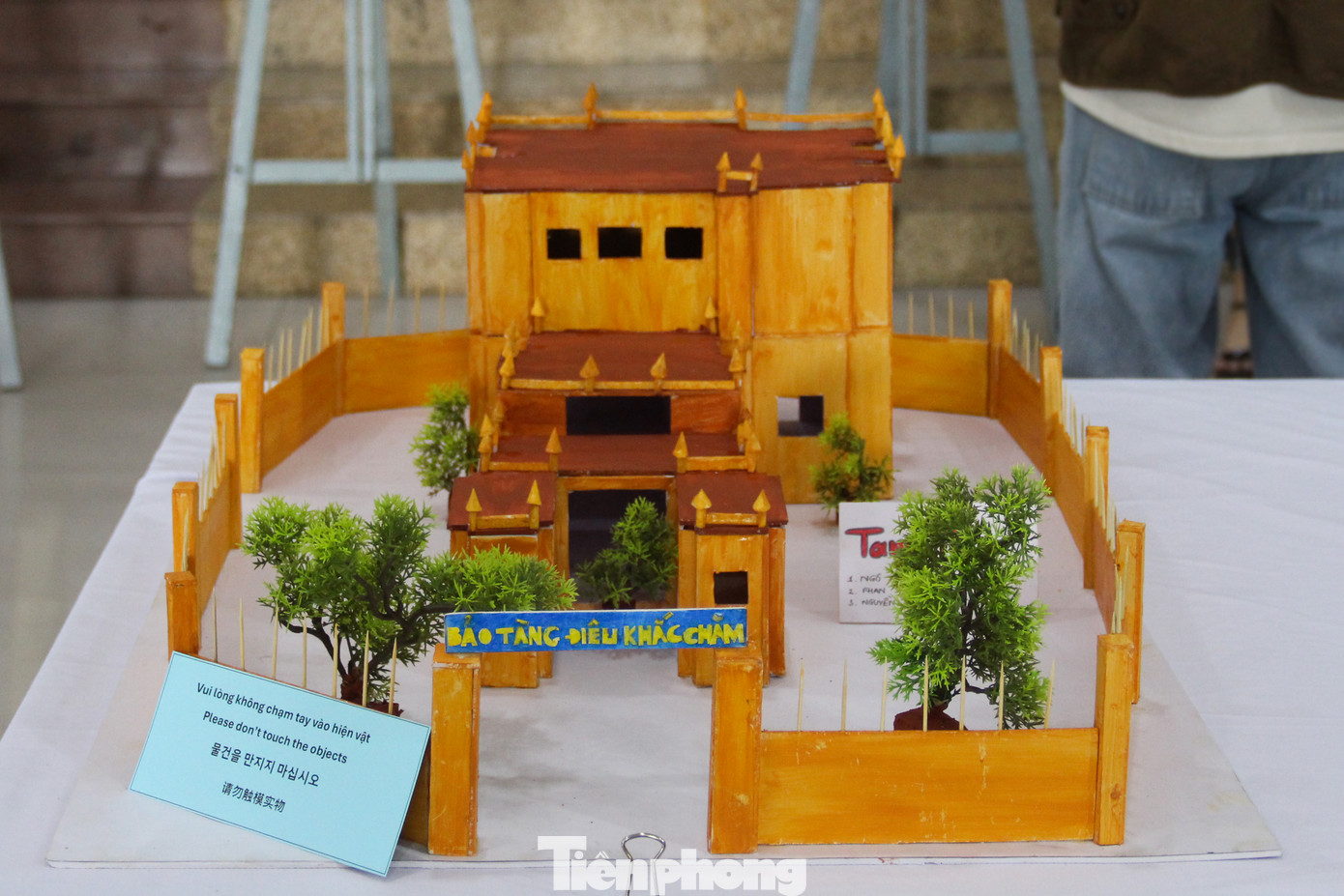 “Qua những cuộc thi như thế này, những người trẻ như chúng em có cơ hội được tìm hiểu, biết thêm về những công trình biểu tượng, gắn liền với lịch sử phát triển của thành phố. Trong quá trình thực hiện, nhóm cũng tiếp cận, tìm hiểu thông tin, từ đó hiểu sâu sắc hơn về lịch sử, lối kiến trúc, quá trình thi công của những công trình ý nghĩa này”, Nam nói. “Qua những cuộc thi như thế này, những người trẻ như chúng em có cơ hội được tìm hiểu, biết thêm về những công trình biểu tượng, gắn liền với lịch sử phát triển của thành phố. Trong quá trình thực hiện, nhóm cũng tiếp cận, tìm hiểu thông tin, từ đó hiểu sâu sắc hơn về lịch sử, lối kiến trúc, quá trình thi công của những công trình ý nghĩa này”, Nam nói.