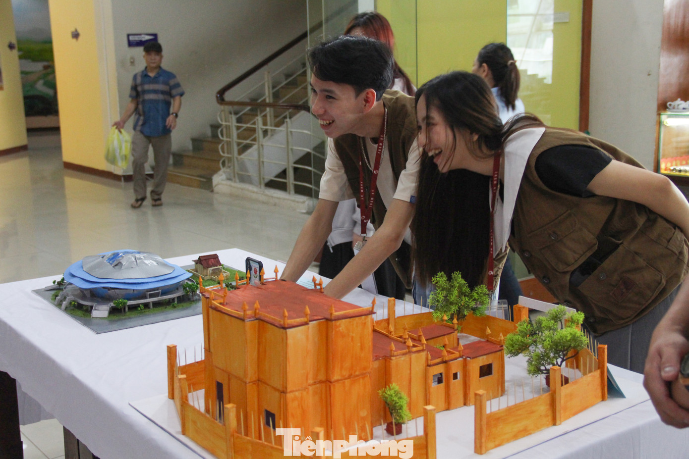 Theo Nam, nhóm cũng nghiên cứu tài liệu lịch sử để hình dung rõ nhất về công trình và mất 3 tuần để thực hiện. Toàn bộ vật liệu đều tận dụng từ bìa cát tông, giấy A4, que kem, que tre… Theo Nam, nhóm cũng nghiên cứu tài liệu lịch sử để hình dung rõ nhất về công trình và mất 3 tuần để thực hiện. Toàn bộ vật liệu đều tận dụng từ bìa cát tông, giấy A4, que kem, que tre…