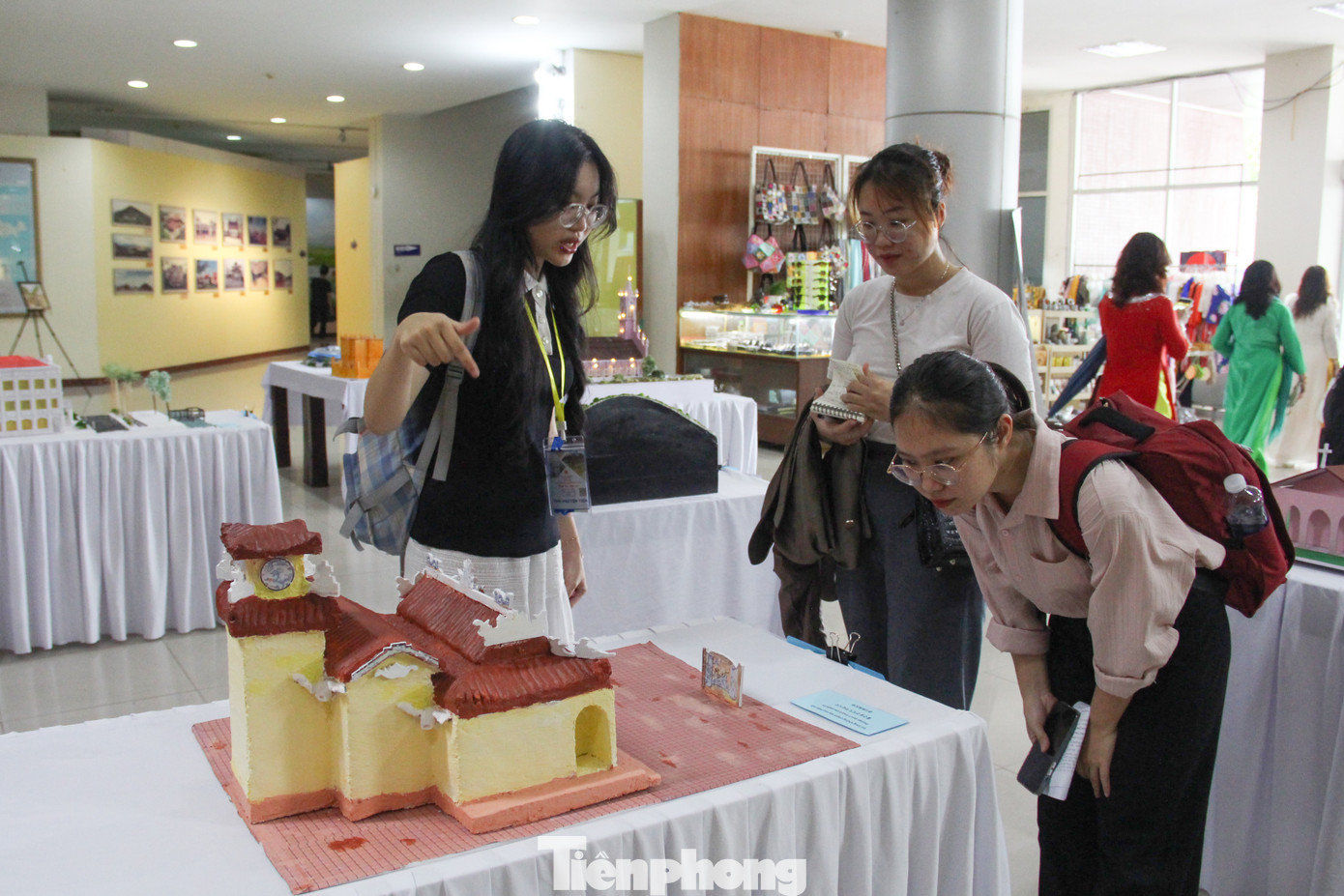 “Các mô hình được trưng bày thu hút đông đảo khách tham quan, tìm hiểu. Chúng tôi cũng bố trí các tình nguyện viên để hướng dẫn, chia sẻ cho người dân và du khách để tìm hiểu sâu hơn về những công trình kiến trúc biểu tượng của thành phố, từ đó, khơi gợi niềm đam mê, tìm hiểu về lịch sử địa phương trong người trẻ”, ông Chuẩn nói. “Các mô hình được trưng bày thu hút đông đảo khách tham quan, tìm hiểu. Chúng tôi cũng bố trí các tình nguyện viên để hướng dẫn, chia sẻ cho người dân và du khách để tìm hiểu sâu hơn về những công trình kiến trúc biểu tượng của thành phố, từ đó, khơi gợi niềm đam mê, tìm hiểu về lịch sử địa phương trong người trẻ”, ông Chuẩn nói.