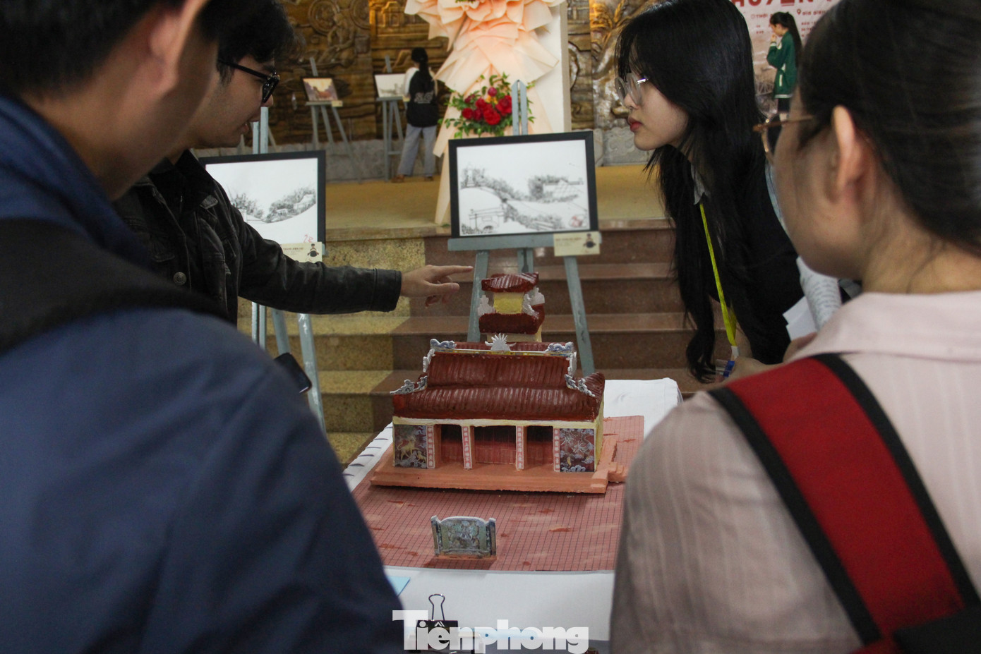 Được phát động từ đầu tháng 10, cuộc thi đã thu hút được đông đảo các bạn trẻ tham gia với nhiều mô hình công trình được đầu tư công phu, tỉ mỉ. Qua đó, Ban Tổ chức đã chấm chọn được 8 công trình để tham gia Vòng Chung kết và trưng bày tại Ngày hội Văn hóa Di sản năm nay. Được phát động từ đầu tháng 10, cuộc thi đã thu hút được đông đảo các bạn trẻ tham gia với nhiều mô hình công trình được đầu tư công phu, tỉ mỉ. Qua đó, Ban Tổ chức đã chấm chọn được 8 công trình để tham gia Vòng Chung kết và trưng bày tại Ngày hội Văn hóa Di sản năm nay.