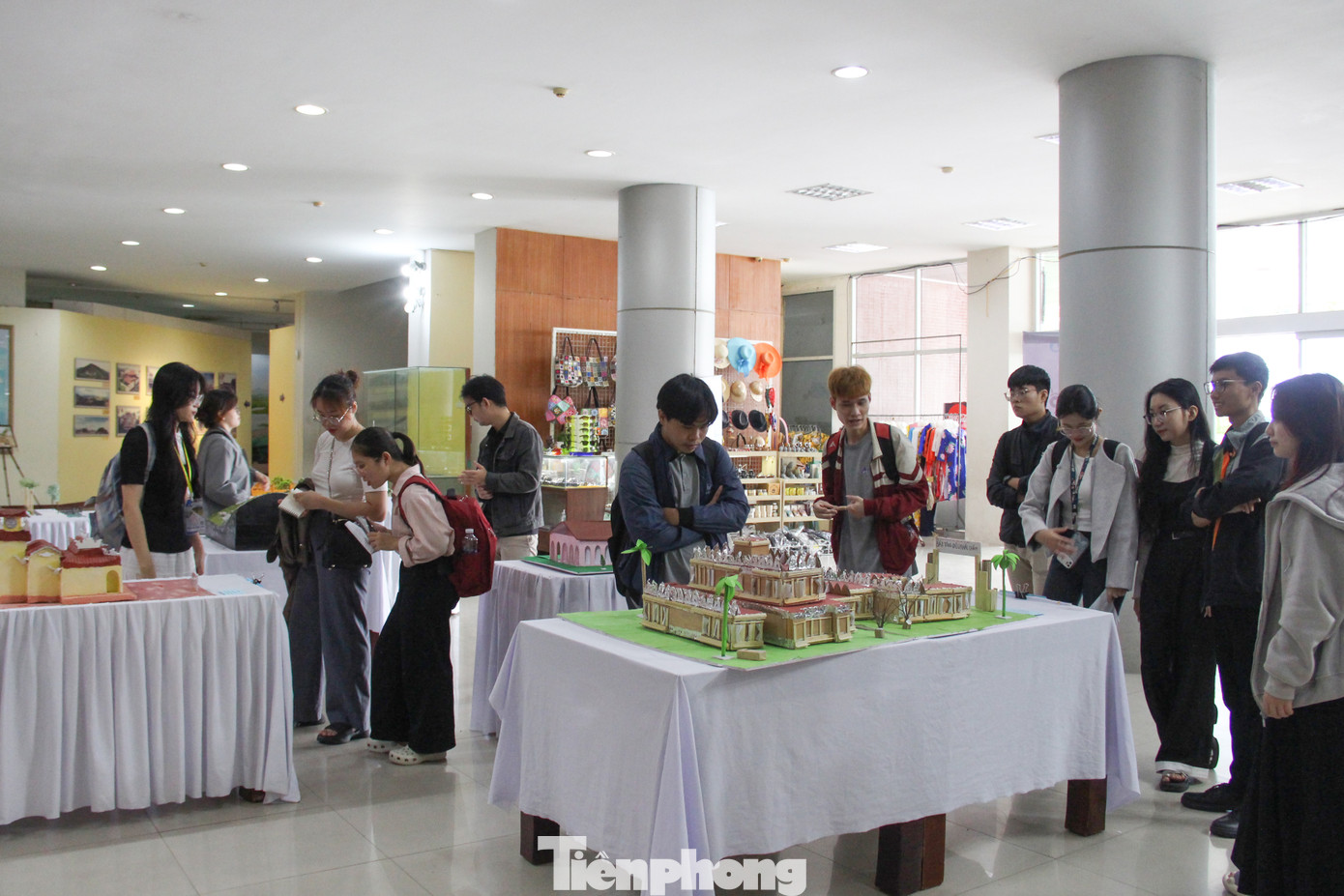 Trong khuôn khổ Ngày hội Văn hóa Di sản do Bảo tàng Đà Nẵng tổ chức, triển lãm mô hình công trình kiến trúc tiêu biểu Đà Nẵng với chủ đề “Hồn Phố” thu hút đông đảo người xem, đặc biệt là các bạn trẻ. Ảnh: Giang Thanh Trong khuôn khổ Ngày hội Văn hóa Di sản do Bảo tàng Đà Nẵng tổ chức, triển lãm mô hình công trình kiến trúc tiêu biểu Đà Nẵng với chủ đề “Hồn Phố” thu hút đông đảo người xem, đặc biệt là các bạn trẻ. Ảnh: Giang Thanh