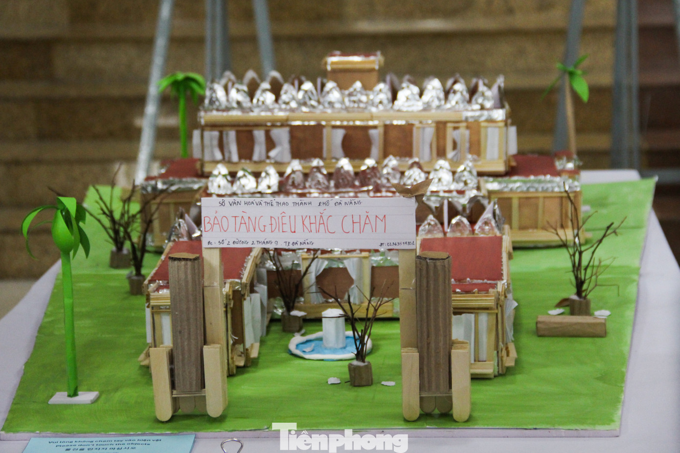 Bảo tàng là địa địa điểm học tập và nghiên cứu quen thuộc của những sinh viên khoa Lịch sử như Nam và các bạn trong quá trình đào tạo ở trường. Nhóm nhiều lần tham quan, học tập ở đây nên khá quen thuộc với lối kiến trúc, cách sắp xếp, bố trí các tòa nhà… Bảo tàng là địa địa điểm học tập và nghiên cứu quen thuộc của những sinh viên khoa Lịch sử như Nam và các bạn trong quá trình đào tạo ở trường. Nhóm nhiều lần tham quan, học tập ở đây nên khá quen thuộc với lối kiến trúc, cách sắp xếp, bố trí các tòa nhà…