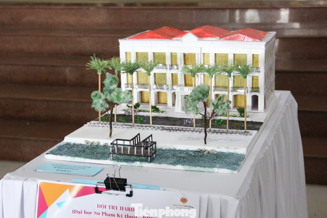 Đó là Nhà thờ Chánh tòa, là Tòa Đốc lý, là Bảo tàng Điêu khắc Chăm hơn trăm tuổi, là Hải Vân Quan sừng sững giữa núi rừng, là Đình Túy Loan cổ kính, là Cung Tiên Sơn hiện đại… Đó là Nhà thờ Chánh tòa, là Tòa Đốc lý, là Bảo tàng Điêu khắc Chăm hơn trăm tuổi, là Hải Vân Quan sừng sững giữa núi rừng, là Đình Túy Loan cổ kính, là Cung Tiên Sơn hiện đại…