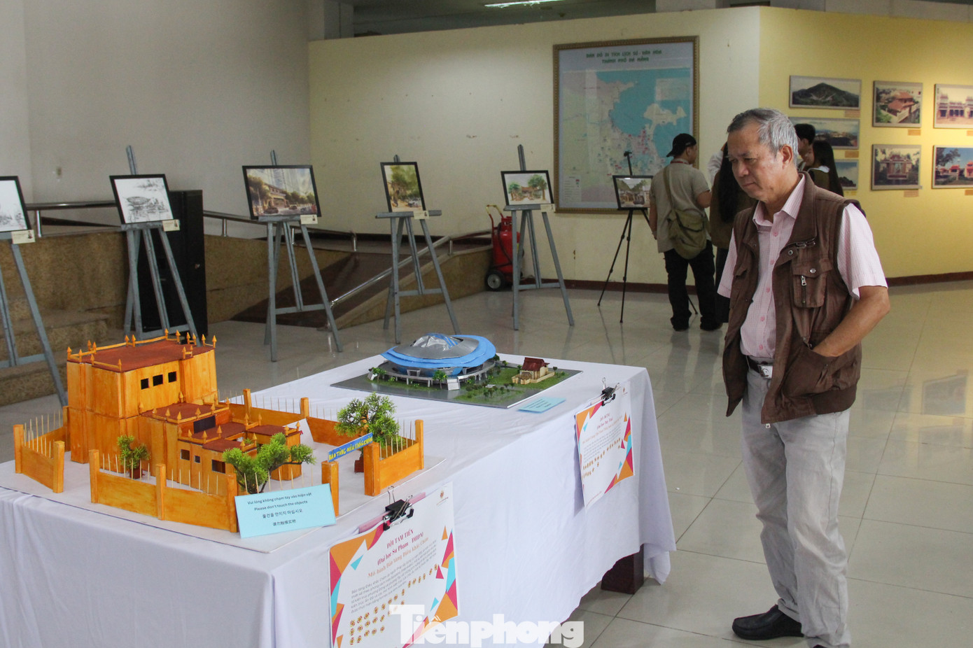 Những công trình kiến trúc đồ sộ, điểm nhấn của Đà thành nằm gọn gàng “thu bé lại” trên sa bàn với những chi tiết được tạo hình tỉ mỉ khiến ai nấy đều trầm trồ. Những công trình kiến trúc đồ sộ, điểm nhấn của Đà thành nằm gọn gàng “thu bé lại” trên sa bàn với những chi tiết được tạo hình tỉ mỉ khiến ai nấy đều trầm trồ.