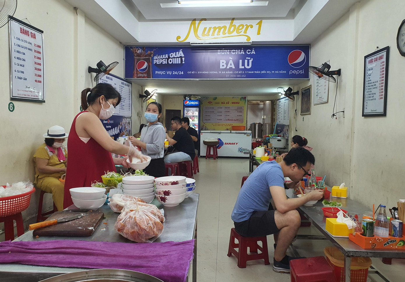 Các quán ăn trên đường Hùng Vương, Đống Đa, Ngô Gia Tự, Nguyễn Chí Thanh... cũng khá vắng vẻ. Mỗi quán chỉ khoảng 5 - 7 thực khách trong cùng một thời điểm. Khách hàng cũng chủ động ngồi giãn cách để đảm bảo an toàn.