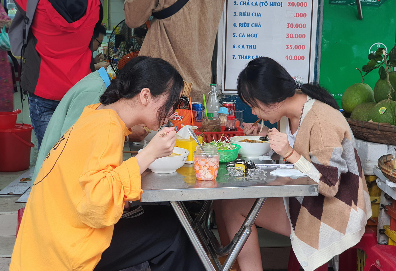 "Đa phần là khách quen, so với thời điểm trước dịch thì không đáng kể. Bình thường khoảng 6 - 7h sáng là quán đã đông khách, phục vụ không kịp. Dù vậy nhưng được mở bán trở lại là tui vui rồi, có kinh doanh mới có tiền để lo các chi phí khác chứ đóng cửa mãi chắc không trụ nổi", bà Lan nói.