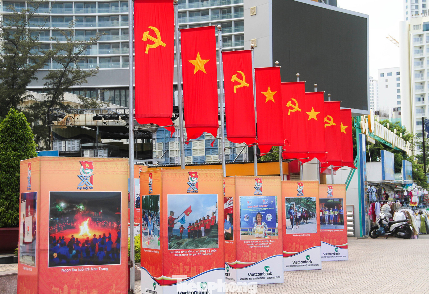 Các tuyến phố lớn của TP Nha Trang rực rỡ chào mừng ngày hội lớn của thanh niên Khánh Hòa.