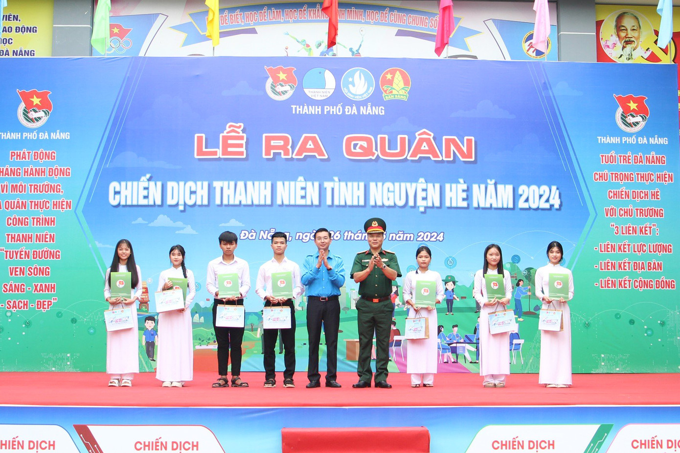 Dịp này, Thành Đoàn đã trao tặng 10 suất học bổng “Vững tương lai”, mỗi suất trị giá 5 triệu đồng cho sinh viên có hoàn cảnh khó khăn vươn lên trong học tập và trao 7 suất học bổng cho học sinh đồng bào Cơ Tu tại huyện Hòa Vang tham gia kỳ thi tốt nghiệp THPT Quốc gia năm 2024. Dịp này, Thành Đoàn đã trao tặng 10 suất học bổng “Vững tương lai”, mỗi suất trị giá 5 triệu đồng cho sinh viên có hoàn cảnh khó khăn vươn lên trong học tập và trao 7 suất học bổng cho học sinh đồng bào Cơ Tu tại huyện Hòa Vang tham gia kỳ thi tốt nghiệp THPT Quốc gia năm 2024.