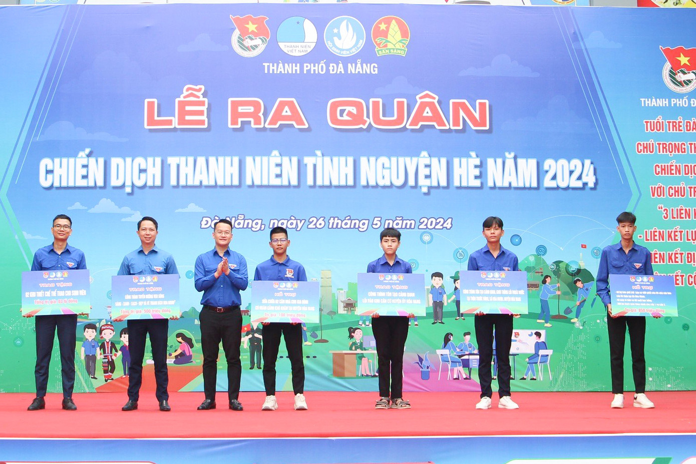 Tại lễ ra quân, Thành Đoàn Đà Nẵng đã trao tặng các công trình thanh niên cấp thành phố cho các đơn vị trực thuộc, tổ chức Đoàn cơ sở, trong đó, nổi bật là hỗ trợ cho huyện Hòa Vang xây dựng nông thôn mới giai đoạn 2023 – 2025 (gồm 40 bộ bàn ghế, 40 máy vi tính, 60 suất học bổng, 200 bộ sách giáo khoa cho cấp 1 và cấp 2) với tổng trị giá 850 triệu đồng. Tại lễ ra quân, Thành Đoàn Đà Nẵng đã trao tặng các công trình thanh niên cấp thành phố cho các đơn vị trực thuộc, tổ chức Đoàn cơ sở, trong đó, nổi bật là hỗ trợ cho huyện Hòa Vang xây dựng nông thôn mới giai đoạn 2023 – 2025 (gồm 40 bộ bàn ghế, 40 máy vi tính, 60 suất học bổng, 200 bộ sách giáo khoa cho cấp 1 và cấp 2) với tổng trị giá 850 triệu đồng.
