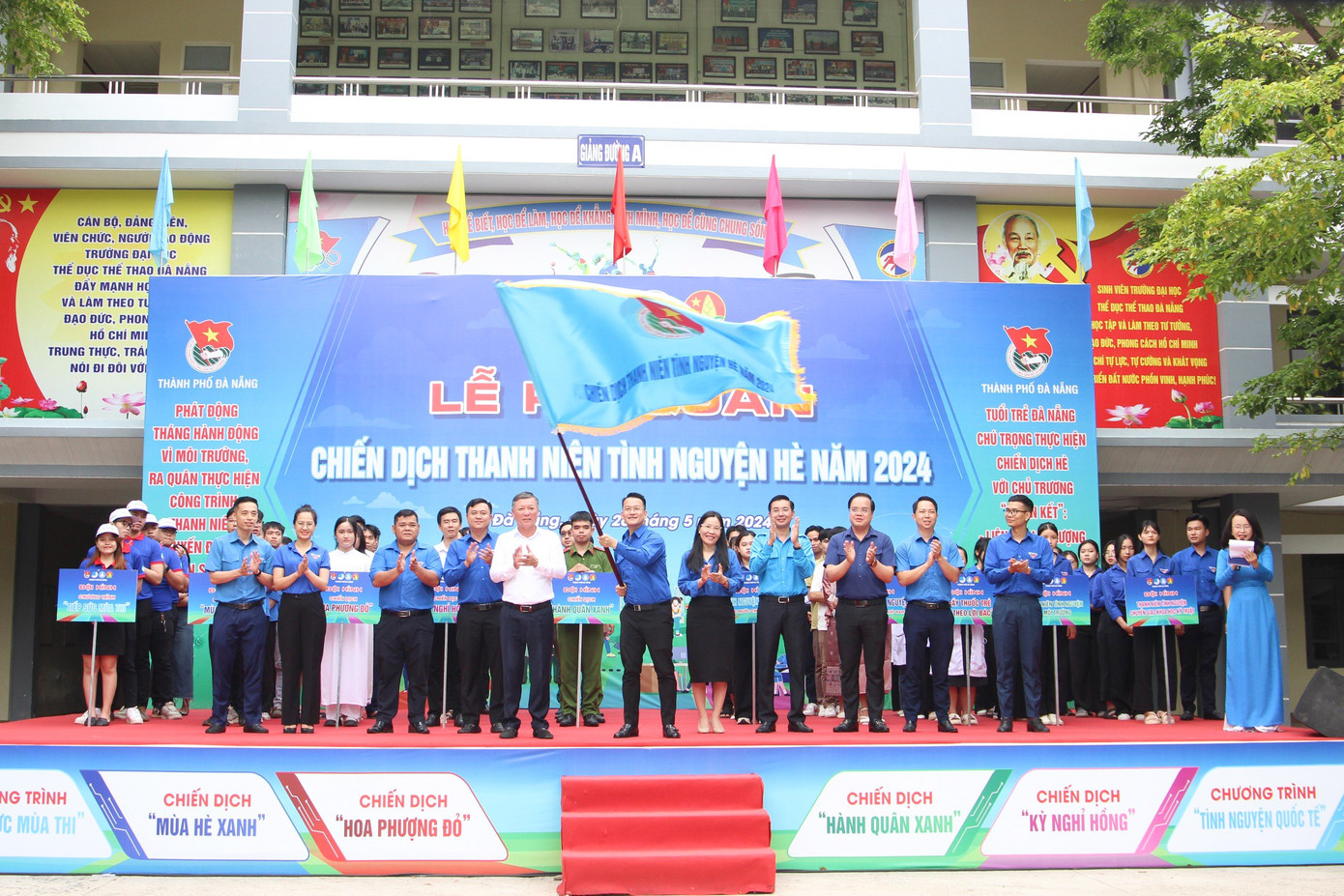 Ngày 26/5, Thành Đoàn Đà Nẵng tổ chức Lễ phát động và ra quân hưởng ứng chiến dịch Thanh niên Tình nguyện hè năm 2024 với sự tham gia của đông đảo đoàn viên, thanh niên trên địa bàn. Ảnh: Giang Thanh Ngày 26/5, Thành Đoàn Đà Nẵng tổ chức Lễ phát động và ra quân hưởng ứng chiến dịch Thanh niên Tình nguyện hè năm 2024 với sự tham gia của đông đảo đoàn viên, thanh niên trên địa bàn. Ảnh: Giang Thanh