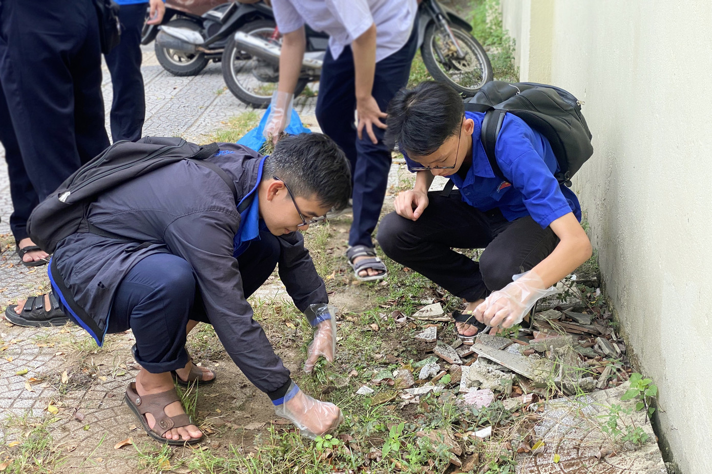 Trong đó, Thành Đoàn Đà Nẵng đặt nhiều chỉ tiêu quan trọng như: xây dựng mới ít nhất 20 tuyến phố (đường, hẻm) văn minh; xây và sửa chữa mới ít nhất 12 ngôi nhà nhân ái hoặc nhà khăn quàng đỏ; trồng mới ít nhất 20.000 cây xanh; hỗ trợ triển khai, hiện thực hóa 500 ý tưởng, sáng kiến của đoàn viên, thanh niên; nâng cao năng lực số cho 15 nghìn người, tập huấn kiến thức khởi nghiệp cho ít nhất 5.000 lượt thanh niên; hỗ trợ 5 dự án khởi nghiệp sáng tạo của thanh niên… Trong đó, Thành Đoàn Đà Nẵng đặt nhiều chỉ tiêu quan trọng như: xây dựng mới ít nhất 20 tuyến phố (đường, hẻm) văn minh; xây và sửa chữa mới ít nhất 12 ngôi nhà nhân ái hoặc nhà khăn quàng đỏ; trồng mới ít nhất 20.000 cây xanh; hỗ trợ triển khai, hiện thực hóa 500 ý tưởng, sáng kiến của đoàn viên, thanh niên; nâng cao năng lực số cho 15 nghìn người, tập huấn kiến thức khởi nghiệp cho ít nhất 5.000 lượt thanh niên; hỗ trợ 5 dự án khởi nghiệp sáng tạo của thanh niên…