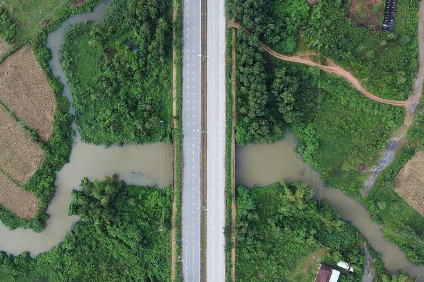 Khu chức năng phi thuế quan có quy mô diện tích gần 158ha với dân số quy đổi gần 24,5 nghìn người, là khu dịch vụ thương mại, giáo dục, y tế. Khu phi thuế quan này được hình thành tại khu vực nút giao đường Hoàng Văn Thái và tuyến 29m.