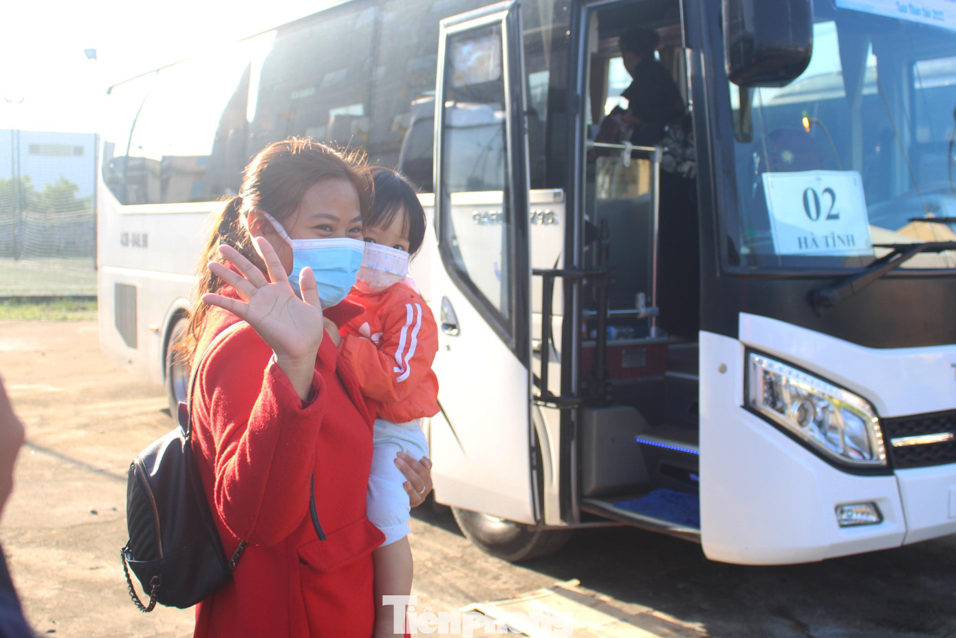 Năm nay là năm đầu tiên chị Lê Thị Dung (giáo viên mầm non, quê Hà Tĩnh) về Tết trên chuyến xe công đoàn. Sau khi nhận kết quả xét nghiệm âm tính, chị Dung vẫy chào người thân rồi cùng con lên xe về quê. Năm nay là năm đầu tiên chị Lê Thị Dung (giáo viên mầm non, quê Hà Tĩnh) về Tết trên chuyến xe công đoàn. Sau khi nhận kết quả xét nghiệm âm tính, chị Dung vẫy chào người thân rồi cùng con lên xe về quê.