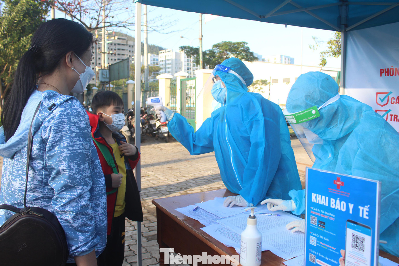 Là giáo viên mầm non, ngừng việc hơn nửa năm nay, chị Nguyễn Hoài Vân (bên trái) đăng ký cho cả nhà cùng gia đình về Thanh Hóa đón Tết sớm hơn mọi năm. Sau khi xếp gọn hành lý, hai vợ chồng chị Vân hướng dẫn các con chờ đo thân nhiệt và xét nghiệm COVID-19. Là giáo viên mầm non, ngừng việc hơn nửa năm nay, chị Nguyễn Hoài Vân (bên trái) đăng ký cho cả nhà cùng gia đình về Thanh Hóa đón Tết sớm hơn mọi năm. Sau khi xếp gọn hành lý, hai vợ chồng chị Vân hướng dẫn các con chờ đo thân nhiệt và xét nghiệm COVID-19.
