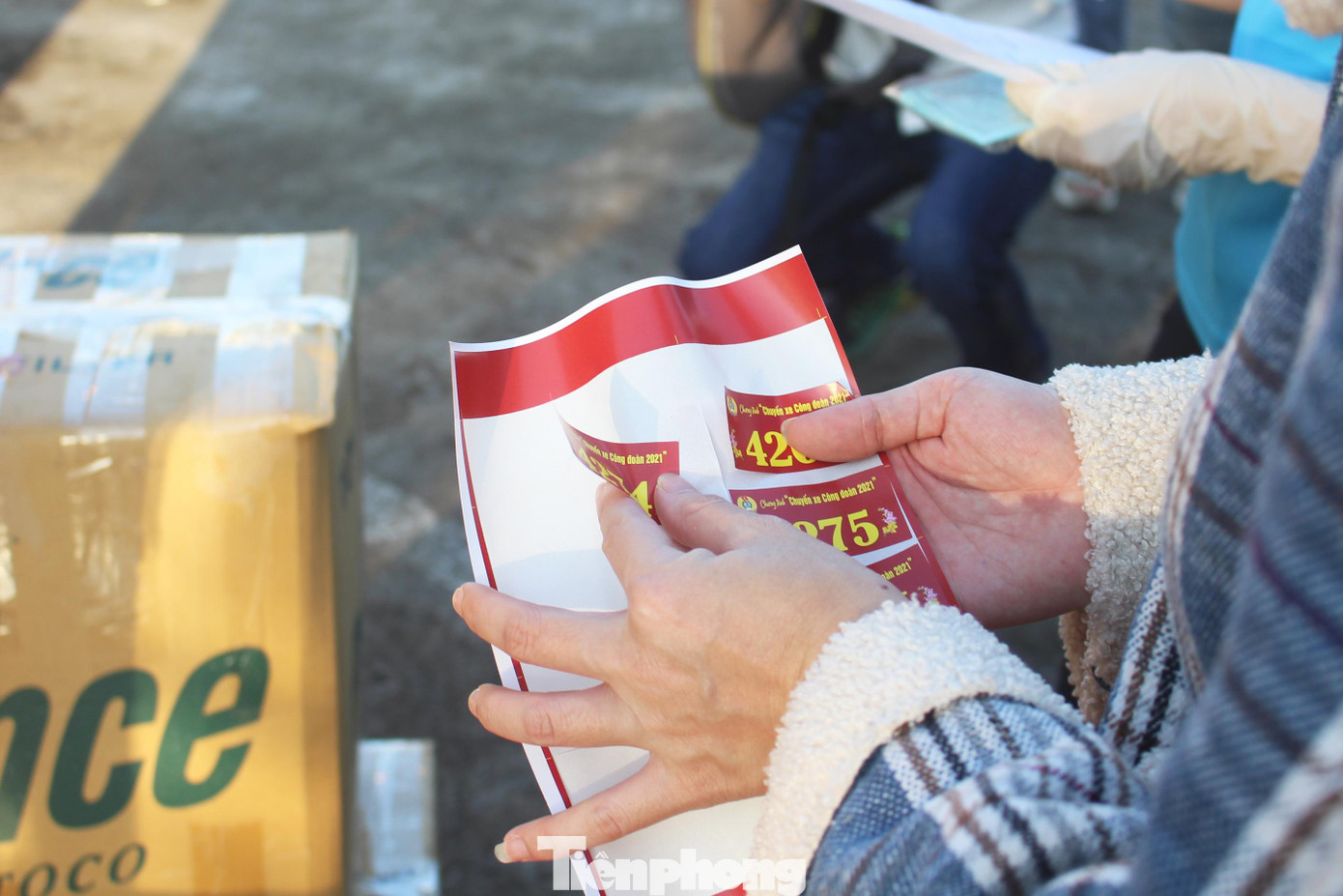 Cán bộ công đoàn hỗ trợ theo xe và tất cả tài xế cũng được xét nghiệm COVID-19 trước khi bắt đầu hành trình. Để tránh thất lạc, tất cả hành lý đều được dán số thứ tự và sắp xếp theo lộ trình di chuyển. Cán bộ công đoàn hỗ trợ theo xe và tất cả tài xế cũng được xét nghiệm COVID-19 trước khi bắt đầu hành trình. Để tránh thất lạc, tất cả hành lý đều được dán số thứ tự và sắp xếp theo lộ trình di chuyển.