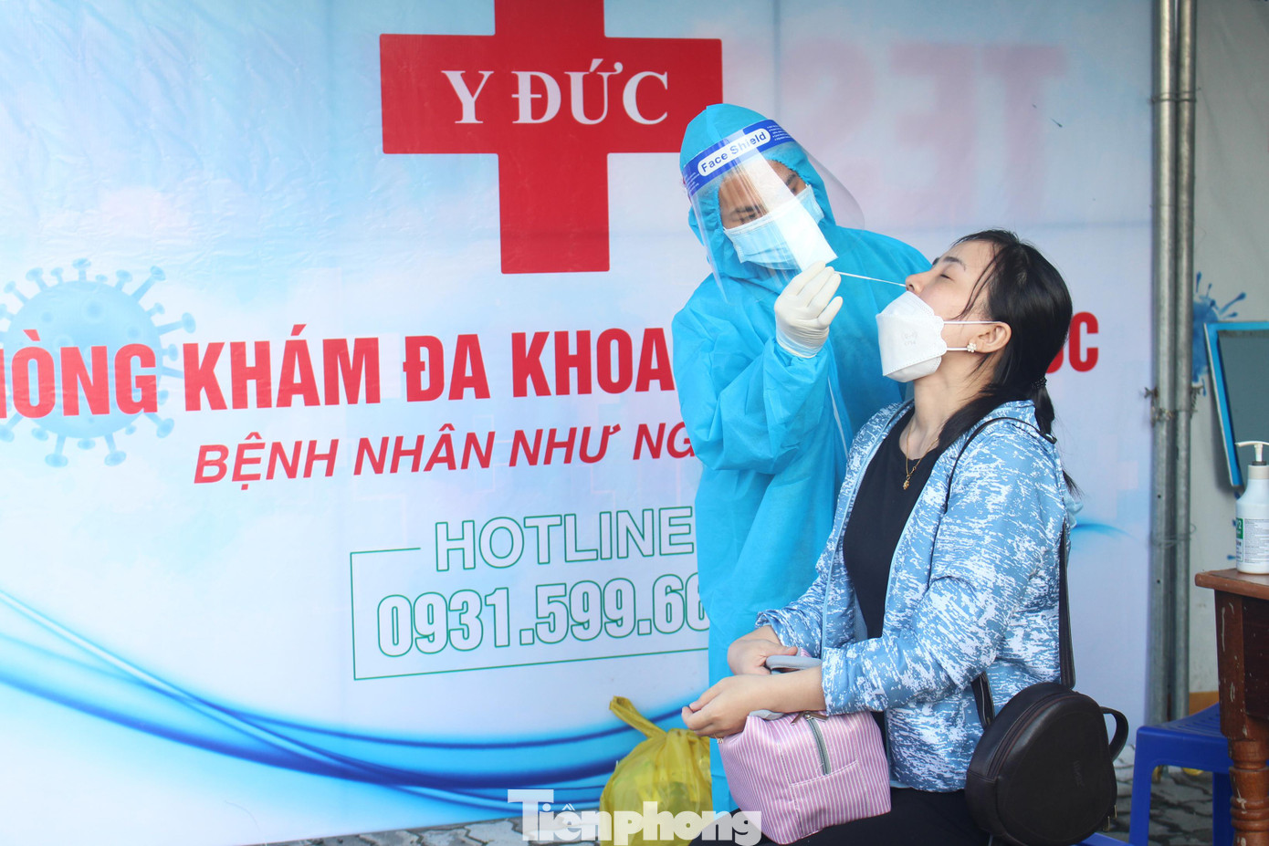 "Năm nay, cả hai vợ chồng đều chịu ảnh hưởng bởi dịch bệnh nên công việc không ổn định. Thấy công đoàn trường thông báo có chuyến xe công đoàn miễn phí, tôi đăng ký ngay vì thời điểm này xe cộ khó khăn hơn mọi năm. Kinh tế gia đình cũng ảnh hưởng nên tiết kiệm được khoản nào hay khoản đó, cũng cất thêm một ít để biếu ông bà hai bên dịp Tết", chị Vân nói. "Năm nay, cả hai vợ chồng đều chịu ảnh hưởng bởi dịch bệnh nên công việc không ổn định. Thấy công đoàn trường thông báo có chuyến xe công đoàn miễn phí, tôi đăng ký ngay vì thời điểm này xe cộ khó khăn hơn mọi năm. Kinh tế gia đình cũng ảnh hưởng nên tiết kiệm được khoản nào hay khoản đó, cũng cất thêm một ít để biếu ông bà hai bên dịp Tết", chị Vân nói.