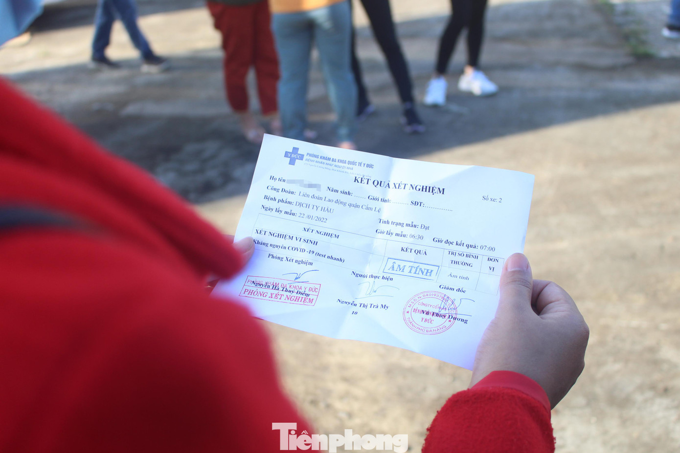 "Mọi năm, tôi đều thấy công đoàn thông báo nhưng không đăng ký vì nghĩ điều kiện mình cũng ổn, không quá khó khăn. Nhưng năm nay, hơn nửa năm ngừng việc, kinh tế gia đình khó khăn hơn nhiều nên tôi đăng ký để 3 mẹ con về ngoại ăn Tết. Lúc khó khăn như thế này, tôi rất biết ơn công đoàn và các mạnh thường quân đã hỗ trợ để người lao động chúng tôi về quê ăn Tết", chị Dung nói. "Mọi năm, tôi đều thấy công đoàn thông báo nhưng không đăng ký vì nghĩ điều kiện mình cũng ổn, không quá khó khăn. Nhưng năm nay, hơn nửa năm ngừng việc, kinh tế gia đình khó khăn hơn nhiều nên tôi đăng ký để 3 mẹ con về ngoại ăn Tết. Lúc khó khăn như thế này, tôi rất biết ơn công đoàn và các mạnh thường quân đã hỗ trợ để người lao động chúng tôi về quê ăn Tết", chị Dung nói.