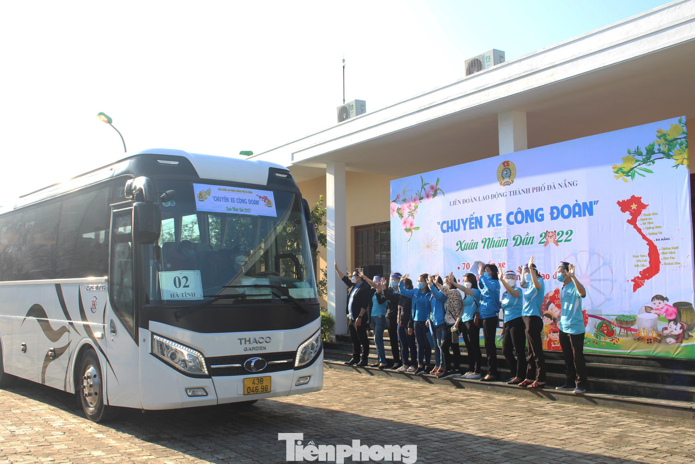 Năm nay, Liên đoàn Lao động TP Đà Nẵng tổ chức 70 chuyến xe 0 đồng để hỗ trợ 2.050 công nhân, người lao động về quê đón Tết. Ngoài việc miễn phí vé xe, Liên đoàn Lao động còn hỗ trợ 100 nghìn đồng tiền ăn trưa/công nhân, người lao động và 50 nghìn/người thân đi cùng. Theo ông Nguyễn Duy Minh, Chủ tịch Liên đoàn Lao động TP Đà Nẵng, đây là hoạt động được duy trì thường niên giúp người lao động giảm bớt gánh nặng chi phí tàu xe, về quê đón Tết sum vầy, an toàn với gia đình, người thân. Năm nay, Liên đoàn Lao động TP Đà Nẵng tổ chức 70 chuyến xe 0 đồng để hỗ trợ 2.050 công nhân, người lao động về quê đón Tết. Ngoài việc miễn phí vé xe, Liên đoàn Lao động còn hỗ trợ 100 nghìn đồng tiền ăn trưa/công nhân, người lao động và 50 nghìn/người thân đi cùng. Theo ông Nguyễn Duy Minh, Chủ tịch Liên đoàn Lao động TP Đà Nẵng, đây là hoạt động được duy trì thường niên giúp người lao động giảm bớt gánh nặng chi phí tàu xe, về quê đón Tết sum vầy, an toàn với gia đình, người thân.