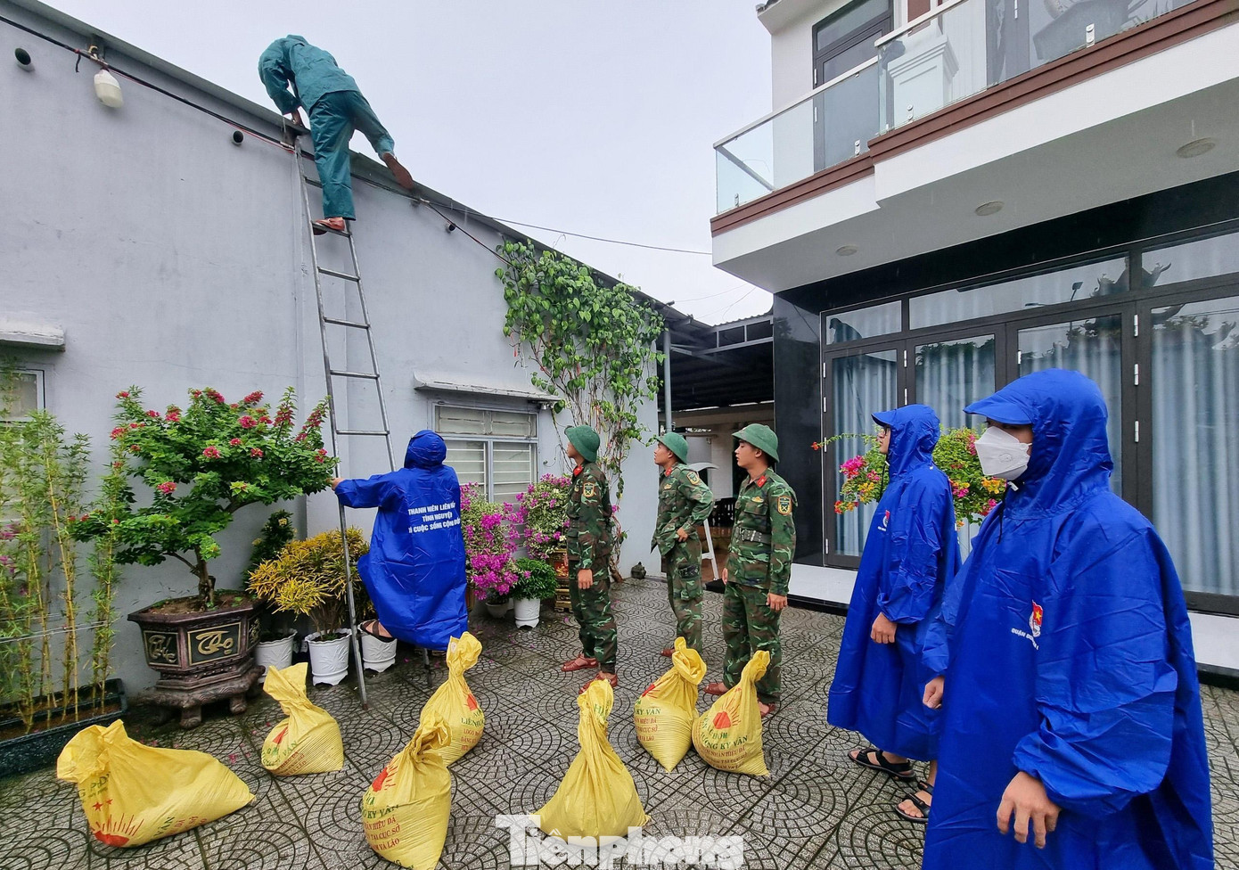 Đội hình tình nguyện phản ứng nhanh được thành lập ở 56 Đoàn phường, Đoàn xã, tích cực hỗ trợ địa phương trong công tác phòng, chống bão