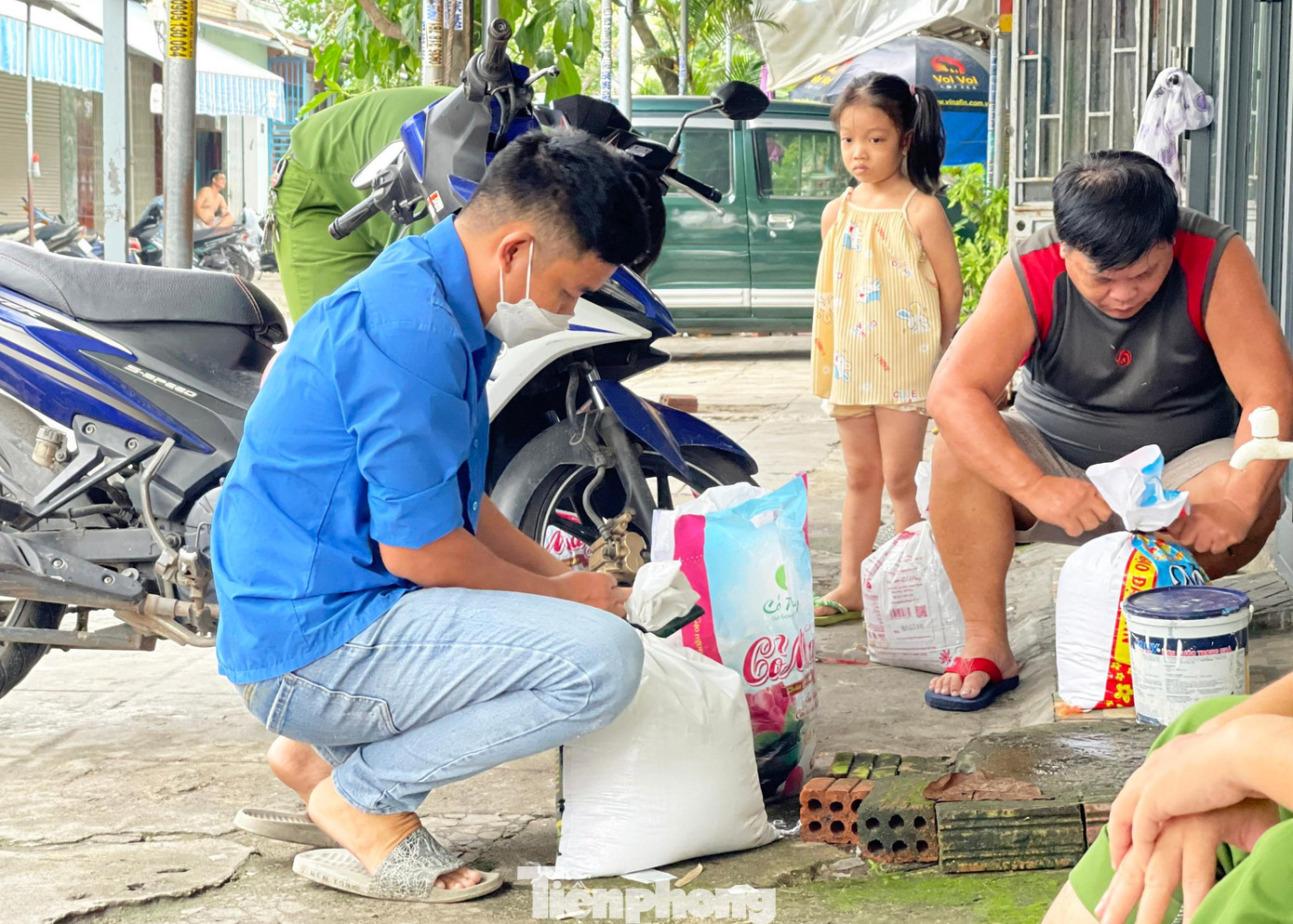 Các tình nguyện viên trên địa bàn quận Liên Chiểu tích cực hỗ trợ người dân chèn chống mái tôn, nhà cửa trước khi bão đổ bộ