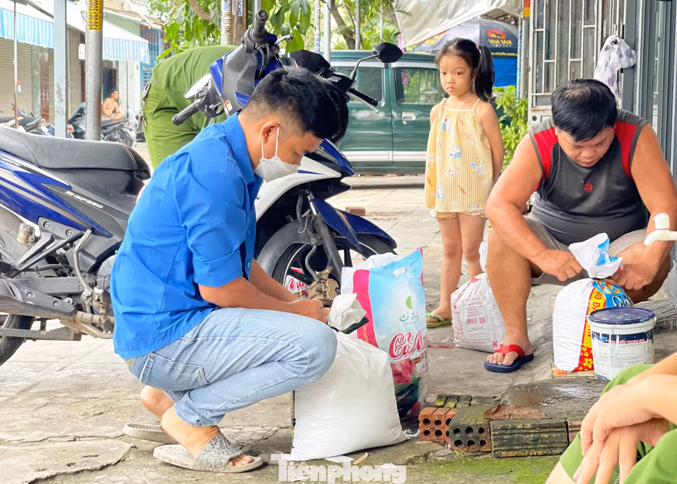 Các tình nguyện viên trên địa bàn quận Liên Chiểu tích cực hỗ trợ người dân chèn chống mái tôn, nhà cửa trước khi bão đổ bộ