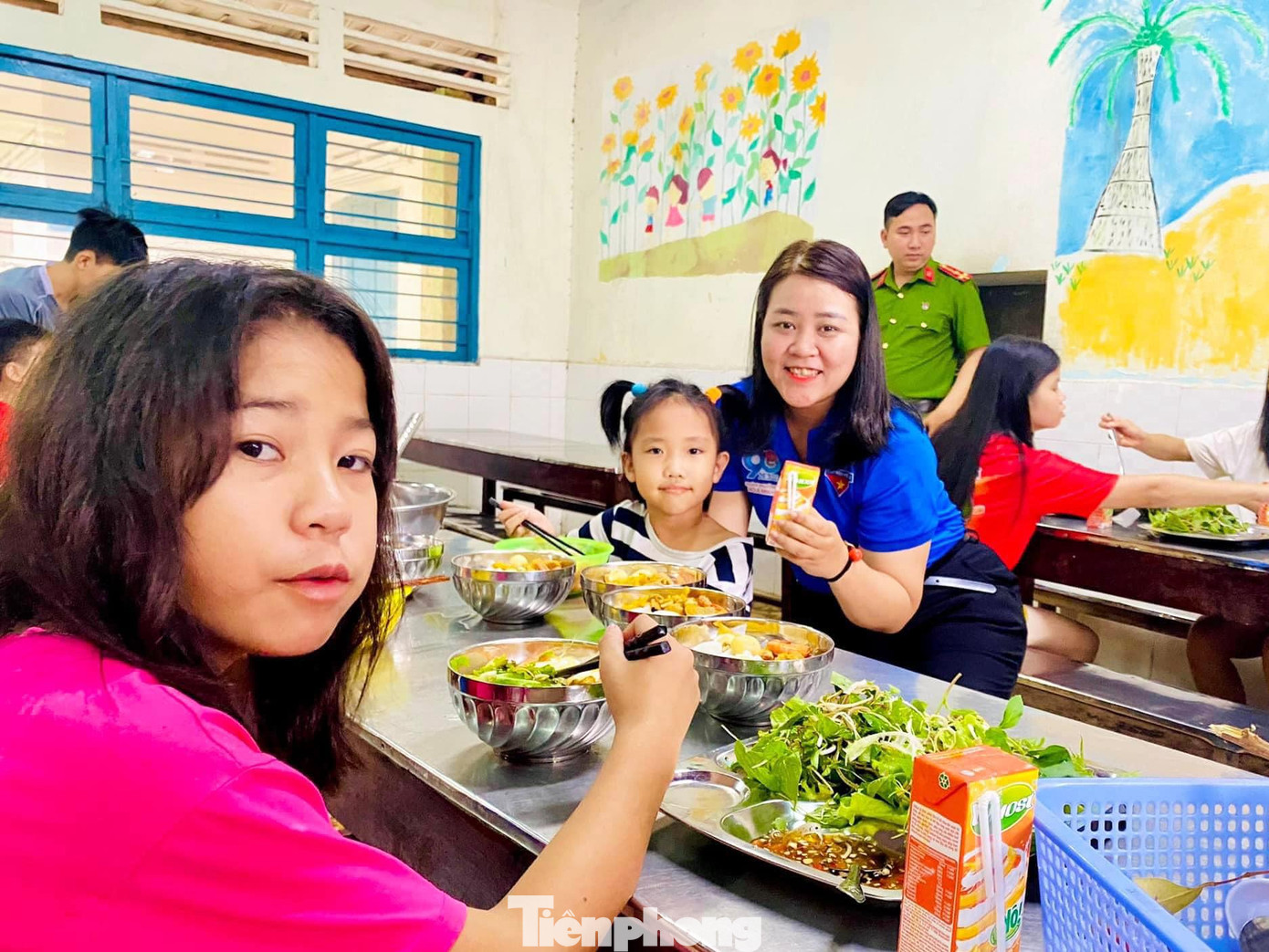 Các cấp bộ Đoàn đồng loạt triển khai mô hình Chúng con luôn bên mẹ tại nhà 98 mẹ Việt Nam Anh hùng trên địa bàn, cũng như chăm lo cho trẻ em khuyết tật, trẻ mồ côi, trẻ em khó khăn...