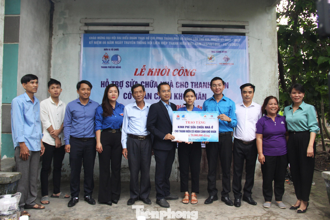 Nhận được sự hỗ trợ để sửa chữa nhà của Hội LHTN TP Đà Nẵng, mùa mưa năm nay, hai anh em Võ Tiểu Cầm sẽ không còn nơm nớp mỗi lần bão đổ bộ. Ảnh: Giang Thanh