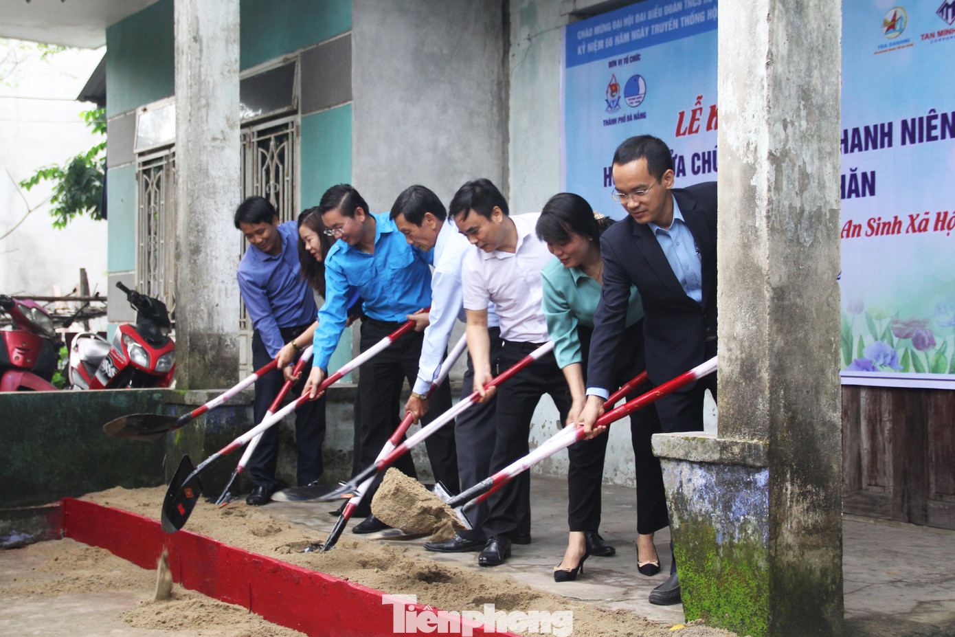 Nhận được sự hỗ trợ để sửa chữa nhà của Hội LHTN TP Đà Nẵng, mùa mưa năm nay, hai anh em Võ Tiểu Cầm sẽ không còn nơm nớp mỗi lần bão đổ bộ. Ảnh: Giang Thanh