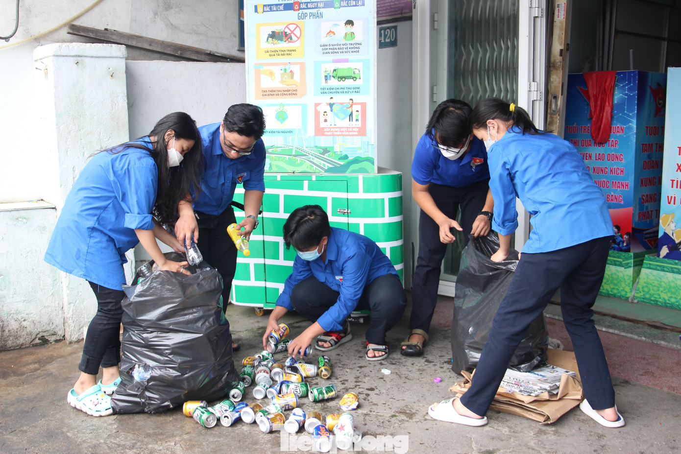 Kinh phí thu được từ hoạt động phân loại rác tại nguồn của Đoàn phường Tam Thuận (quận Thanh Khê) đã tiếp sức cho nhiều em học sinh có hoàn cảnh khó khăn tiếp tục đi học. Ảnh: Giang Thanh