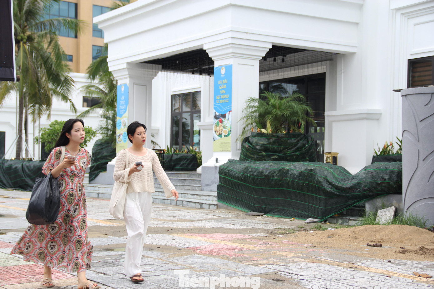 Cây xanh trong khuôn viên các khách sạn cũng được dùng lưới, bạt... phủ lên để đảm bảo không bị bão đánh tan tác, bật gốc.