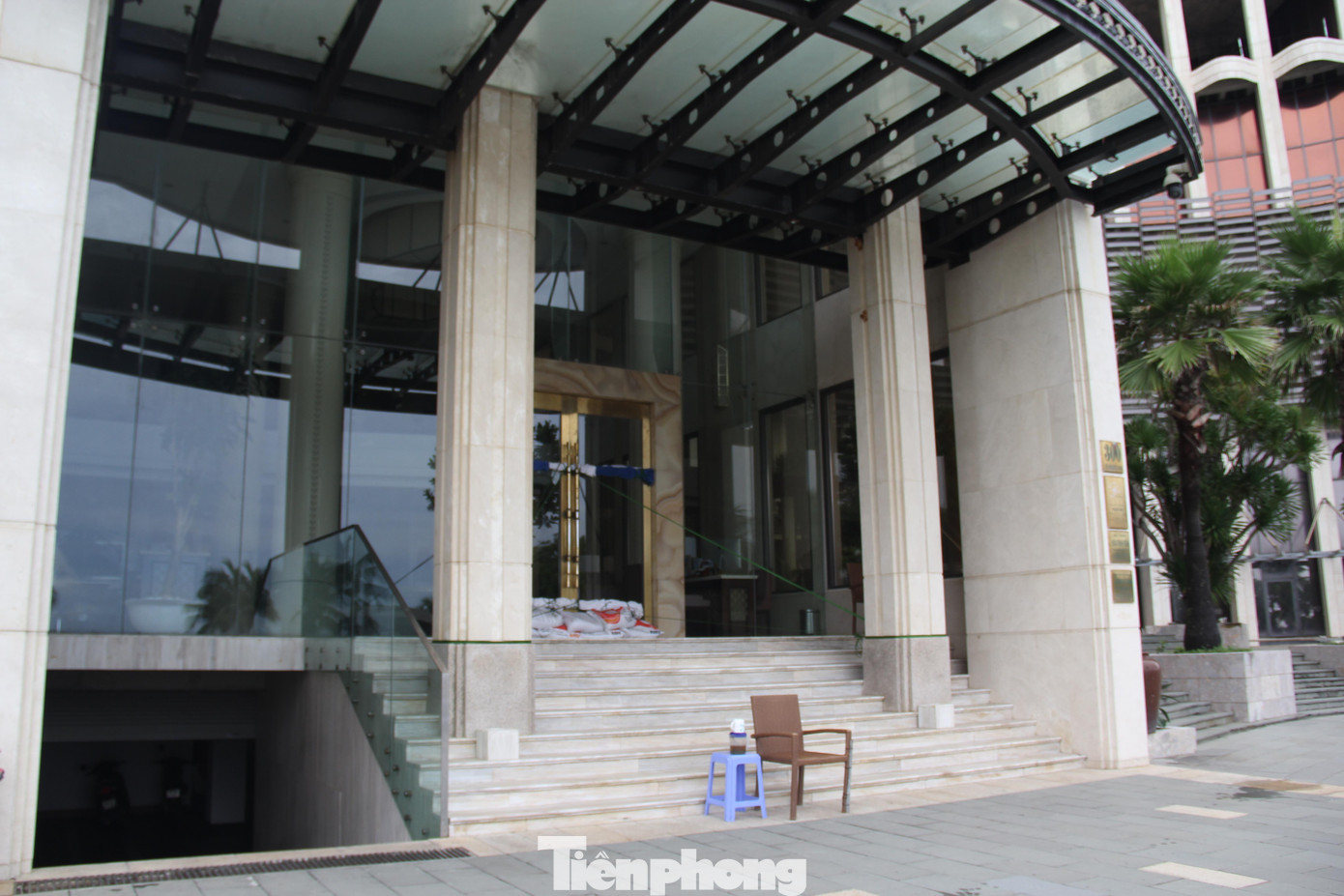 Ghi nhận trong chiều 26/9, tại các khách sạn ở khu vực dọc các tuyến đường ven biển như đường Võ Nguyên Giáp, Phạm Văn Đồng, Hoàng Sa..., lực lượng nhân viên hối hả hoàn thành việc chằng chống trước khi bão Noru đổ bộ. Ảnh: Giang Thanh