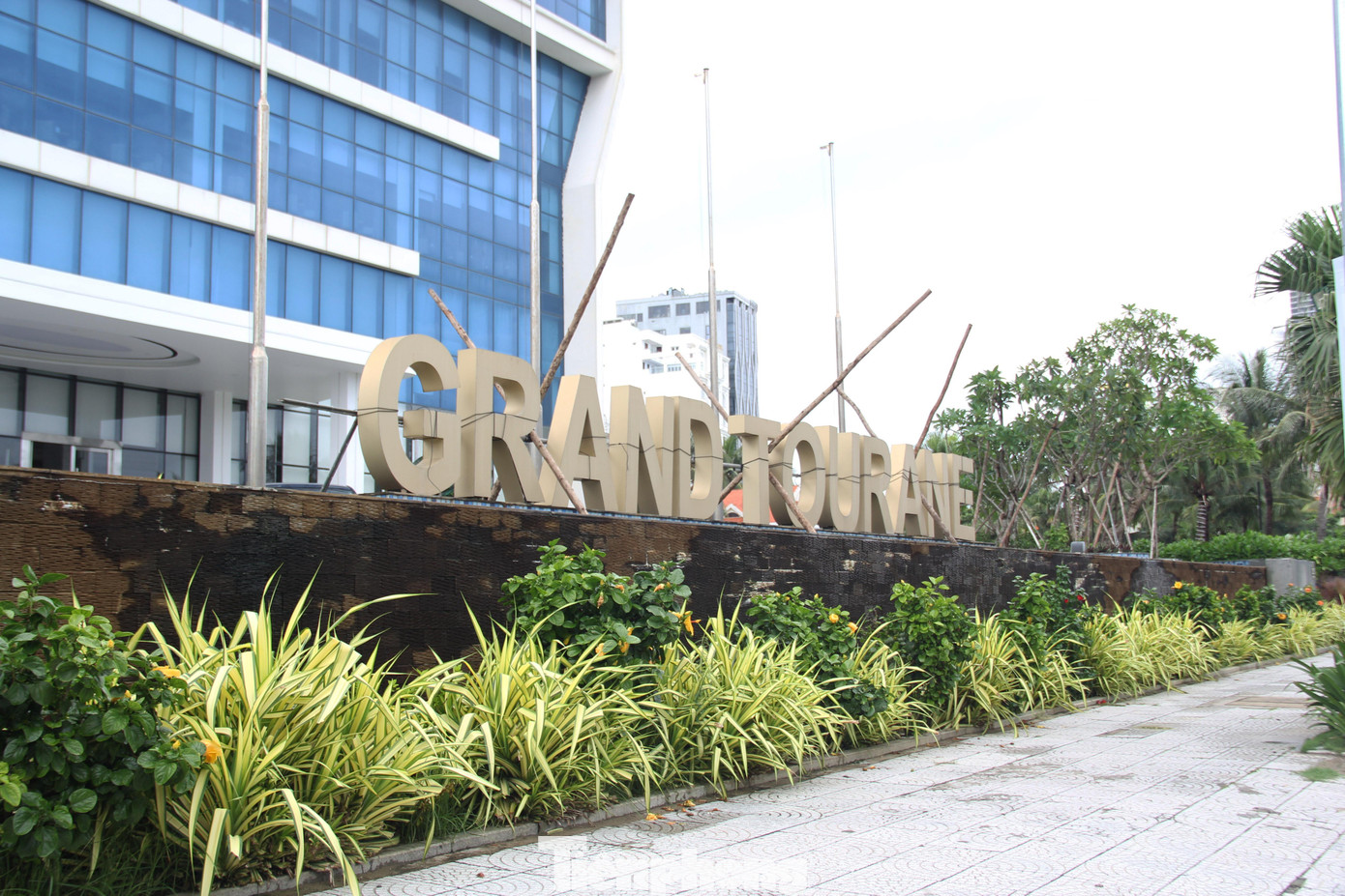 Nhiều nhà hàng, khách sạn cũng chăng dây, chống thêm que gỗ để gia cố các tấm biển hiệu.