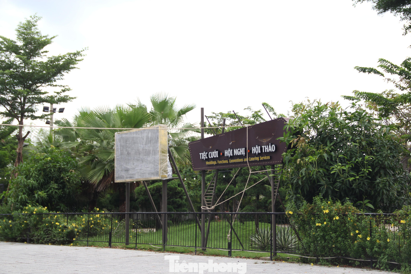 Nhiều nhà hàng, khách sạn cũng chăng dây, chống thêm que gỗ để gia cố các tấm biển hiệu.