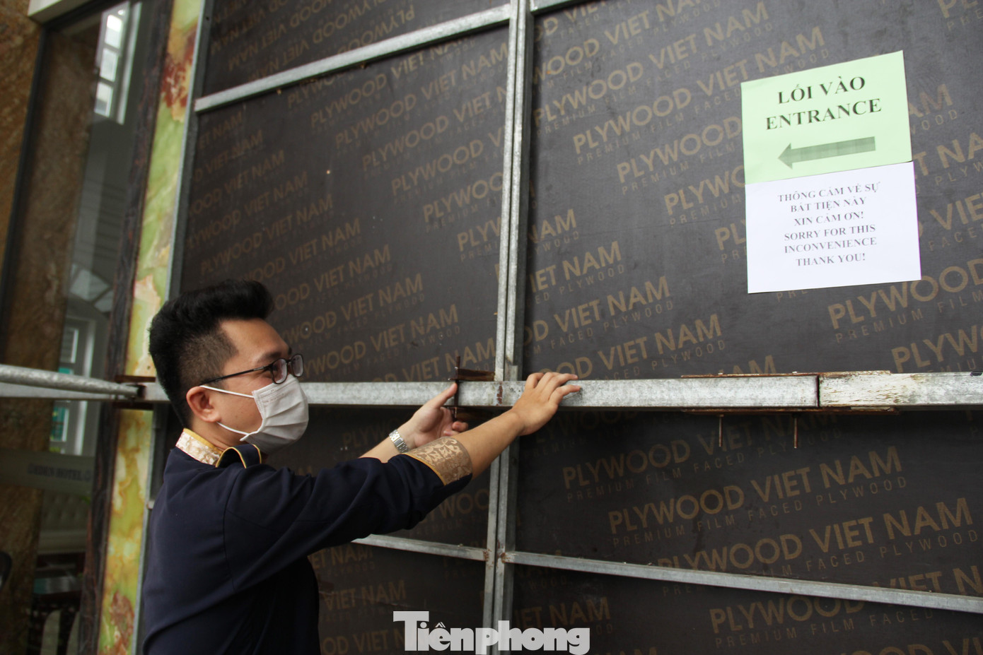 Theo anh Đình Giàu (lễ tân khách sạn), hiện khách sạn vẫn còn khoảng 40 khách lưu trú, tuy nhiên để đảm bảo an toàn về người và tài sản, khách sạn đã sớm thực hiện chằng chống, gia cố cửa nẻo. &quot;Chúng tôi cũng đã thông báo và nhận được sự thông cảm của khách lưu trú. Nhân viên và khách ra vào khách sạn qua cửa hông nhỏ hơn&quot;, anh Giàu nói.